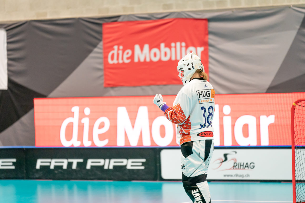Ruebisbach (Kloten), 30.03.2019, Unihockey Damen NLA Playoffs 1/2-Final Spiel 1, Kloten-Dietlikon Jets - Unihockey Berner Oberland, Kim Buchs (Nr. 38, Kloten-Dietlikon Jets) bejubelt das 1:0 in der Serie
(Claudio Schwarz, unihockey-fotos.ch)
Copyright: Claudio Schwarz, unihockey-fotos.ch – Dieses Bild wurde durch swiss unihockey lizenziert und darf ausschliesslich auf den Online-Kanälen von swiss unihockey verwendet werden. Die redaktionelle oder kommerzielle Nutzung durch Dritte (Medien, Vereine, Unternehmen oder Privatpersonen) per Download von diesem flickr-Account ist ausgeschlossen. Das Bild kann bei Interesse via unihockey-fotos.ch kostenpflichtig lizenziert werden. unihockey-fotos.ch behält sich vor, fehlbaren Medien, Vereinen, Unternehmen oder Privatpersonen Bilder mit einem Zuschlag in Rechnung zu stellen.