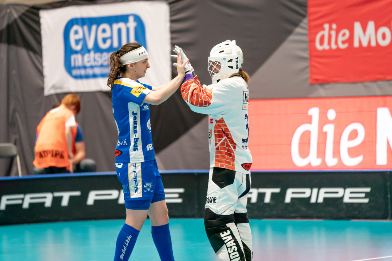 Ruebisbach (Kloten), 30.03.2019, Unihockey Damen NLA Playoffs 1/2-Final Spiel 1, Kloten-Dietlikon Jets - Unihockey Berner Oberland, Natalie Martinakova (Nr. 15, Kloten-Dietlikon Jets) klatscht mit Kim Buchs (Nr. 38, Kloten-Dietlikon Jets) ab
(Claudio Schwarz, unihockey-fotos.ch)
Copyright: Claudio Schwarz, unihockey-fotos.ch – Dieses Bild wurde durch swiss unihockey lizenziert und darf ausschliesslich auf den Online-Kanälen von swiss unihockey verwendet werden. Die redaktionelle oder kommerzielle Nutzung durch Dritte (Medien, Vereine, Unternehmen oder Privatpersonen) per Download von diesem flickr-Account ist ausgeschlossen. Das Bild kann bei Interesse via unihockey-fotos.ch kostenpflichtig lizenziert werden. unihockey-fotos.ch behält sich vor, fehlbaren Medien, Vereinen, Unternehmen oder Privatpersonen Bilder mit einem Zuschlag in Rechnung zu stellen.