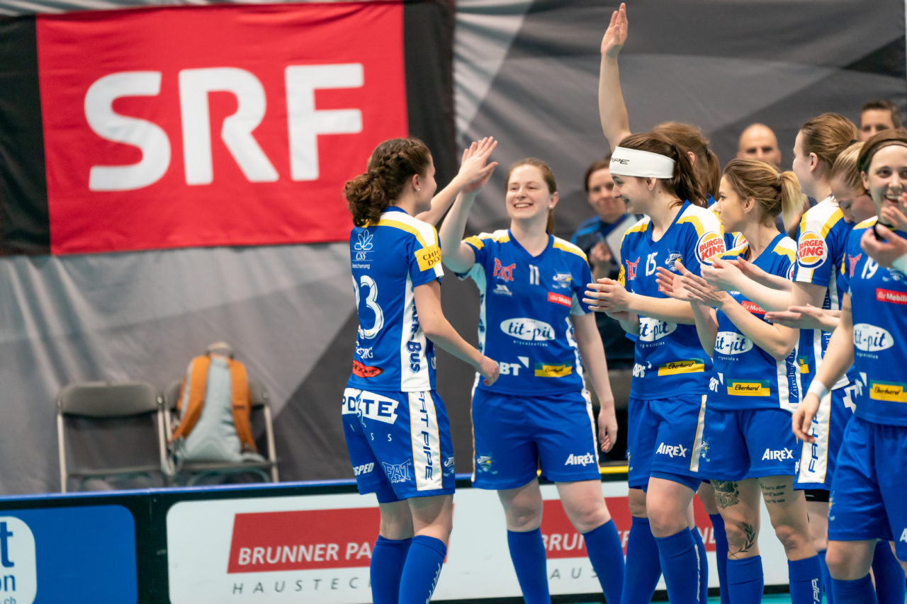 Ruebisbach (Kloten), 30.03.2019, Unihockey Damen NLA Playoffs 1/2-Final Spiel 1, Kloten-Dietlikon Jets - Unihockey Berner Oberland, Best Player Isabelle Gerig (Nr. 23, Kloten-Dietlikon Jets)
(Claudio Schwarz, unihockey-fotos.ch)
Copyright: Claudio Schwarz, unihockey-fotos.ch – Dieses Bild wurde durch swiss unihockey lizenziert und darf ausschliesslich auf den Online-Kanälen von swiss unihockey verwendet werden. Die redaktionelle oder kommerzielle Nutzung durch Dritte (Medien, Vereine, Unternehmen oder Privatpersonen) per Download von diesem flickr-Account ist ausgeschlossen. Das Bild kann bei Interesse via unihockey-fotos.ch kostenpflichtig lizenziert werden. unihockey-fotos.ch behält sich vor, fehlbaren Medien, Vereinen, Unternehmen oder Privatpersonen Bilder mit einem Zuschlag in Rechnung zu stellen.