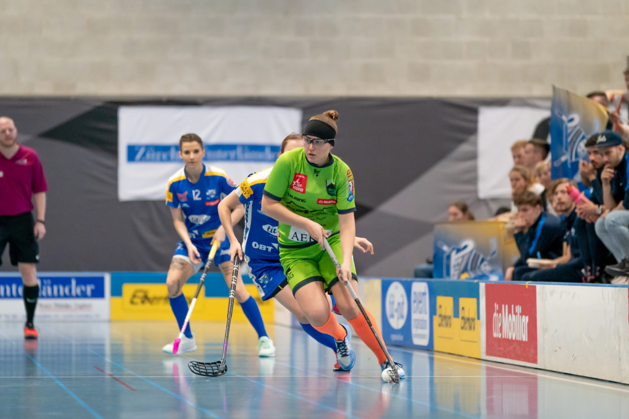 Ruebisbach (Kloten), 06.04.2019, Unihockey Damen NLA 1/2-Final Spiel 3, Kloten-Dietlikon Jets - Unihockey Berner Oberland, Senni Hietanen (Nr. 89, Unihockey Berner Oberland) am Ball

(Claudio Schwarz, unihockey-fotos.ch)

Copyright: Claudio Schwarz, unihockey-fotos.ch – Dieses Bild wurde durch swiss unihockey lizenziert und darf ausschliesslich auf den Online-Kanälen von swiss unihockey verwendet werden. Die redaktionelle oder kommerzielle Nutzung durch Dritte (Medien, Vereine, Unternehmen oder Privatpersonen) per Download von diesem flickr-Account ist ausgeschlossen. Das Bild kann bei Interesse via unihockey-fotos.ch kostenpflichtig lizenziert werden. unihockey-fotos.ch behält sich vor, fehlbaren Medien, Vereinen, Unternehmen oder Privatpersonen Bilder mit einem Zuschlag in Rechnung zu stellen.