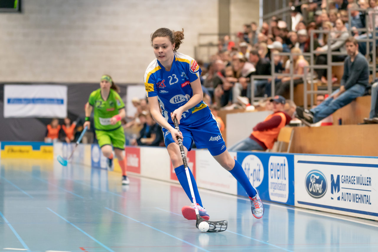 Ruebisbach (Kloten), 06.04.2019, Unihockey Damen NLA 1/2-Final Spiel 3, Kloten-Dietlikon Jets - Unihockey Berner Oberland, Isabelle Gerig (Nr. 23, Kloten-Dietlikon Jets) spielt einen Pass

(Claudio Schwarz, unihockey-fotos.ch)

Copyright: Claudio Schwarz, unihockey-fotos.ch – Dieses Bild wurde durch swiss unihockey lizenziert und darf ausschliesslich auf den Online-Kanälen von swiss unihockey verwendet werden. Die redaktionelle oder kommerzielle Nutzung durch Dritte (Medien, Vereine, Unternehmen oder Privatpersonen) per Download von diesem flickr-Account ist ausgeschlossen. Das Bild kann bei Interesse via unihockey-fotos.ch kostenpflichtig lizenziert werden. unihockey-fotos.ch behält sich vor, fehlbaren Medien, Vereinen, Unternehmen oder Privatpersonen Bilder mit einem Zuschlag in Rechnung zu stellen.