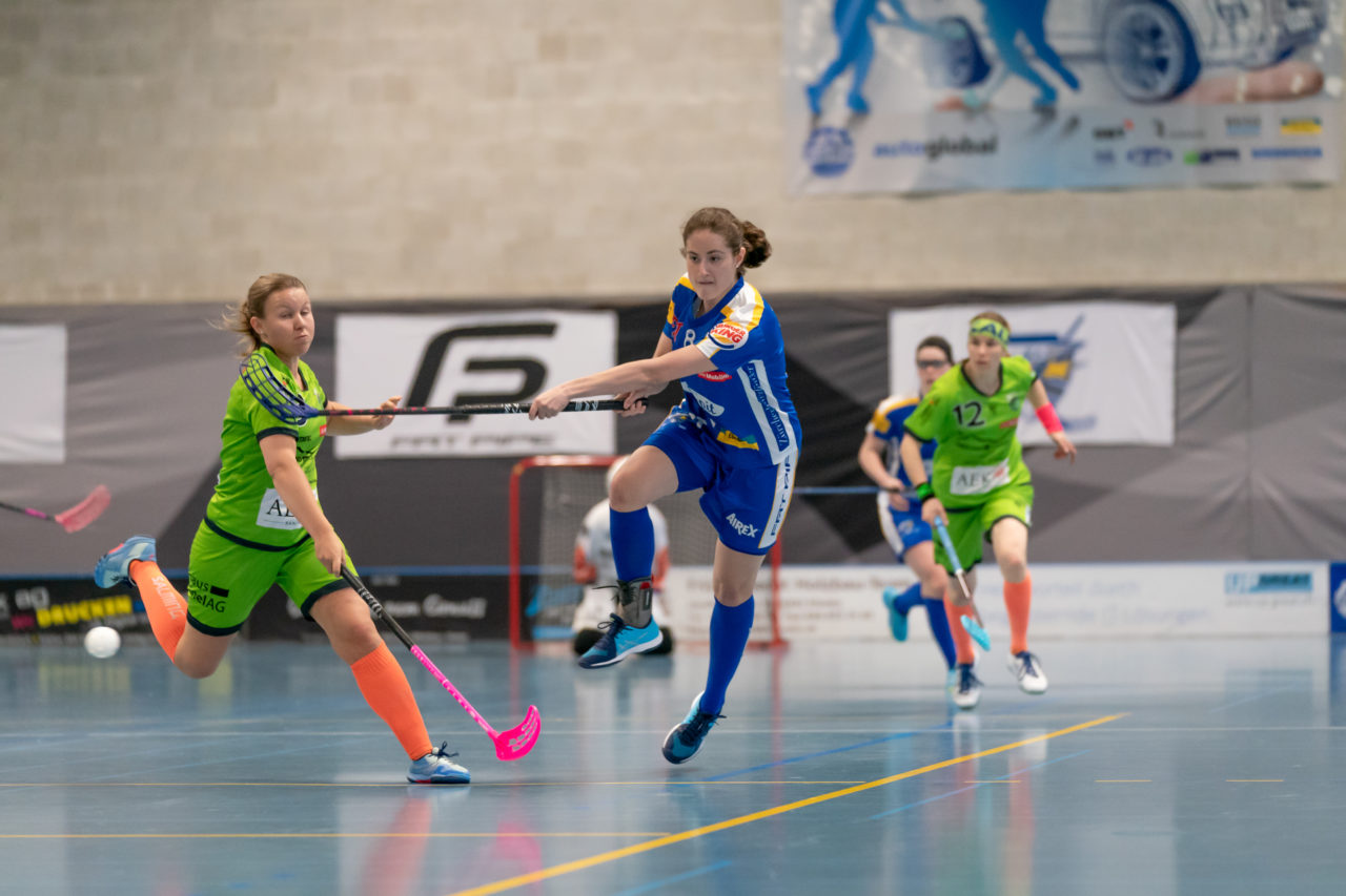 Ruebisbach (Kloten), 06.04.2019, Unihockey Damen NLA 1/2-Final Spiel 3, Kloten-Dietlikon Jets - Unihockey Berner Oberland, Deborah Frei (Nr. 8, Kloten-Dietlikon Jets) mit einem Abschlussversuch

(Claudio Schwarz, unihockey-fotos.ch)

Copyright: Claudio Schwarz, unihockey-fotos.ch – Dieses Bild wurde durch swiss unihockey lizenziert und darf ausschliesslich auf den Online-Kanälen von swiss unihockey verwendet werden. Die redaktionelle oder kommerzielle Nutzung durch Dritte (Medien, Vereine, Unternehmen oder Privatpersonen) per Download von diesem flickr-Account ist ausgeschlossen. Das Bild kann bei Interesse via unihockey-fotos.ch kostenpflichtig lizenziert werden. unihockey-fotos.ch behält sich vor, fehlbaren Medien, Vereinen, Unternehmen oder Privatpersonen Bilder mit einem Zuschlag in Rechnung zu stellen.
