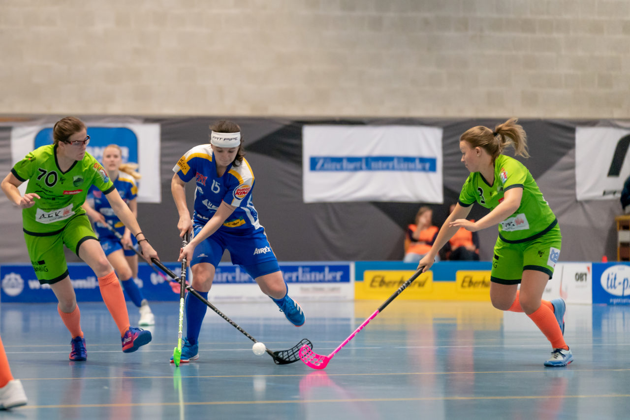 Ruebisbach (Kloten), 06.04.2019, Unihockey Damen NLA 1/2-Final Spiel 3, Kloten-Dietlikon Jets - Unihockey Berner Oberland, Natalie Martinakova (Nr. 15, Kloten-Dietlikon Jets) gegen zwei Berner Oberländerinnen

(Claudio Schwarz, unihockey-fotos.ch)

Copyright: Claudio Schwarz, unihockey-fotos.ch – Dieses Bild wurde durch swiss unihockey lizenziert und darf ausschliesslich auf den Online-Kanälen von swiss unihockey verwendet werden. Die redaktionelle oder kommerzielle Nutzung durch Dritte (Medien, Vereine, Unternehmen oder Privatpersonen) per Download von diesem flickr-Account ist ausgeschlossen. Das Bild kann bei Interesse via unihockey-fotos.ch kostenpflichtig lizenziert werden. unihockey-fotos.ch behält sich vor, fehlbaren Medien, Vereinen, Unternehmen oder Privatpersonen Bilder mit einem Zuschlag in Rechnung zu stellen.