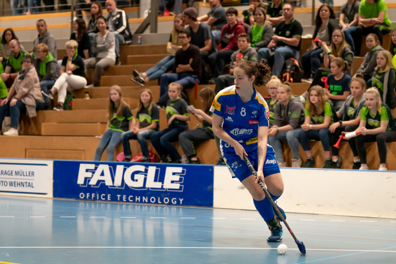 Ruebisbach (Kloten), 06.04.2019, Unihockey Damen NLA 1/2-Final Spiel 3, Kloten-Dietlikon Jets - Unihockey Berner Oberland, Deborah Frei (Nr. 8, Kloten-Dietlikon Jets) am Ball

(Claudio Schwarz, unihockey-fotos.ch)

Copyright: Claudio Schwarz, unihockey-fotos.ch – Dieses Bild wurde durch swiss unihockey lizenziert und darf ausschliesslich auf den Online-Kanälen von swiss unihockey verwendet werden. Die redaktionelle oder kommerzielle Nutzung durch Dritte (Medien, Vereine, Unternehmen oder Privatpersonen) per Download von diesem flickr-Account ist ausgeschlossen. Das Bild kann bei Interesse via unihockey-fotos.ch kostenpflichtig lizenziert werden. unihockey-fotos.ch behält sich vor, fehlbaren Medien, Vereinen, Unternehmen oder Privatpersonen Bilder mit einem Zuschlag in Rechnung zu stellen.
