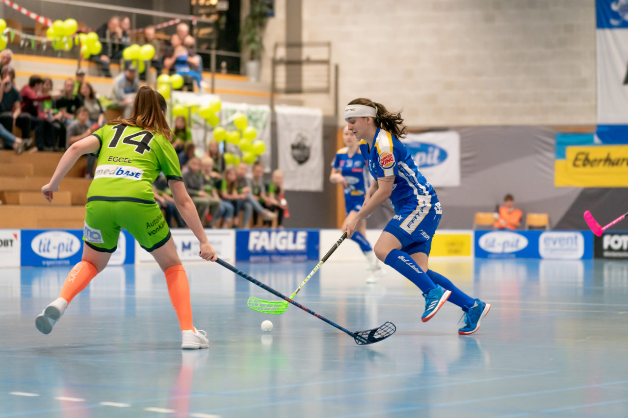 Ruebisbach (Kloten), 06.04.2019, Unihockey Damen NLA 1/2-Final Spiel 3, Kloten-Dietlikon Jets - Unihockey Berner Oberland, Natalie Martinakova (Nr. 15, Kloten-Dietlikon Jets) am Ball

(Claudio Schwarz, unihockey-fotos.ch)

Copyright: Claudio Schwarz, unihockey-fotos.ch – Dieses Bild wurde durch swiss unihockey lizenziert und darf ausschliesslich auf den Online-Kanälen von swiss unihockey verwendet werden. Die redaktionelle oder kommerzielle Nutzung durch Dritte (Medien, Vereine, Unternehmen oder Privatpersonen) per Download von diesem flickr-Account ist ausgeschlossen. Das Bild kann bei Interesse via unihockey-fotos.ch kostenpflichtig lizenziert werden. unihockey-fotos.ch behält sich vor, fehlbaren Medien, Vereinen, Unternehmen oder Privatpersonen Bilder mit einem Zuschlag in Rechnung zu stellen.