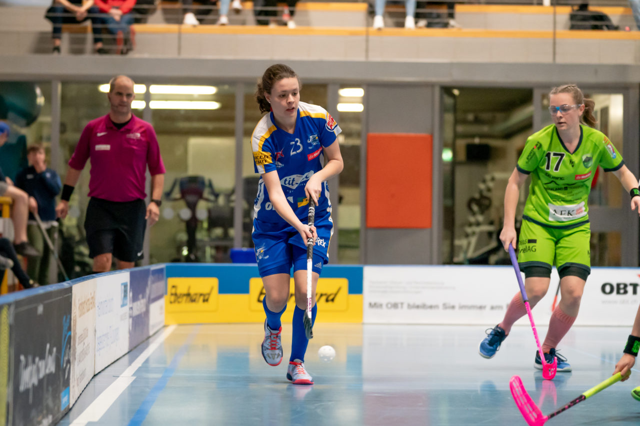 Ruebisbach (Kloten), 06.04.2019, Unihockey Damen NLA 1/2-Final Spiel 3, Kloten-Dietlikon Jets - Unihockey Berner Oberland, Isabelle Gerig (Nr. 23, Kloten-Dietlikon Jets) spielt einen Pass

(Claudio Schwarz, unihockey-fotos.ch)

Copyright: Claudio Schwarz, unihockey-fotos.ch – Dieses Bild wurde durch swiss unihockey lizenziert und darf ausschliesslich auf den Online-Kanälen von swiss unihockey verwendet werden. Die redaktionelle oder kommerzielle Nutzung durch Dritte (Medien, Vereine, Unternehmen oder Privatpersonen) per Download von diesem flickr-Account ist ausgeschlossen. Das Bild kann bei Interesse via unihockey-fotos.ch kostenpflichtig lizenziert werden. unihockey-fotos.ch behält sich vor, fehlbaren Medien, Vereinen, Unternehmen oder Privatpersonen Bilder mit einem Zuschlag in Rechnung zu stellen.