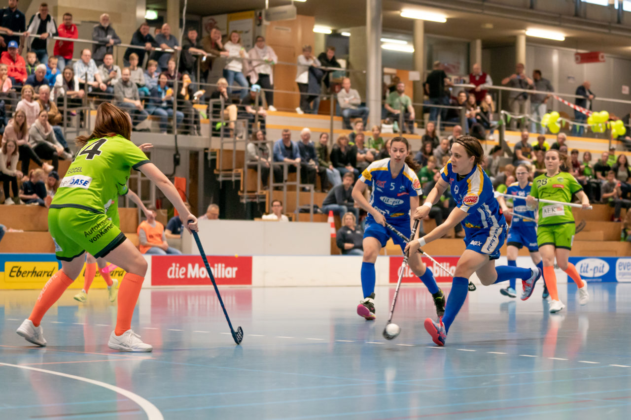 Ruebisbach (Kloten), 06.04.2019, Unihockey Damen NLA 1/2-Final Spiel 3, Kloten-Dietlikon Jets - Unihockey Berner Oberland, Julia Suter (Nr. 19, Kloten-Dietlikon Jets) mit einem Abschlussversuch

(Claudio Schwarz, unihockey-fotos.ch)

Copyright: Claudio Schwarz, unihockey-fotos.ch – Dieses Bild wurde durch swiss unihockey lizenziert und darf ausschliesslich auf den Online-Kanälen von swiss unihockey verwendet werden. Die redaktionelle oder kommerzielle Nutzung durch Dritte (Medien, Vereine, Unternehmen oder Privatpersonen) per Download von diesem flickr-Account ist ausgeschlossen. Das Bild kann bei Interesse via unihockey-fotos.ch kostenpflichtig lizenziert werden. unihockey-fotos.ch behält sich vor, fehlbaren Medien, Vereinen, Unternehmen oder Privatpersonen Bilder mit einem Zuschlag in Rechnung zu stellen.