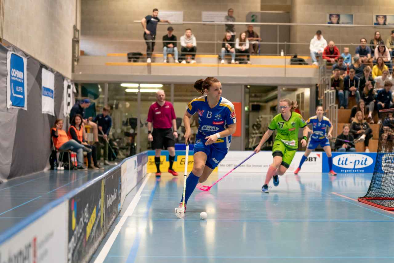 Ruebisbach (Kloten), 06.04.2019, Unihockey Damen NLA 1/2-Final Spiel 3, Kloten-Dietlikon Jets - Unihockey Berner Oberland, Linda Pedrazzoli (Nr. 13, Kloten-Dietlikon Jets) am Ball

(Claudio Schwarz, unihockey-fotos.ch)

Copyright: Claudio Schwarz, unihockey-fotos.ch – Dieses Bild wurde durch swiss unihockey lizenziert und darf ausschliesslich auf den Online-Kanälen von swiss unihockey verwendet werden. Die redaktionelle oder kommerzielle Nutzung durch Dritte (Medien, Vereine, Unternehmen oder Privatpersonen) per Download von diesem flickr-Account ist ausgeschlossen. Das Bild kann bei Interesse via unihockey-fotos.ch kostenpflichtig lizenziert werden. unihockey-fotos.ch behält sich vor, fehlbaren Medien, Vereinen, Unternehmen oder Privatpersonen Bilder mit einem Zuschlag in Rechnung zu stellen.