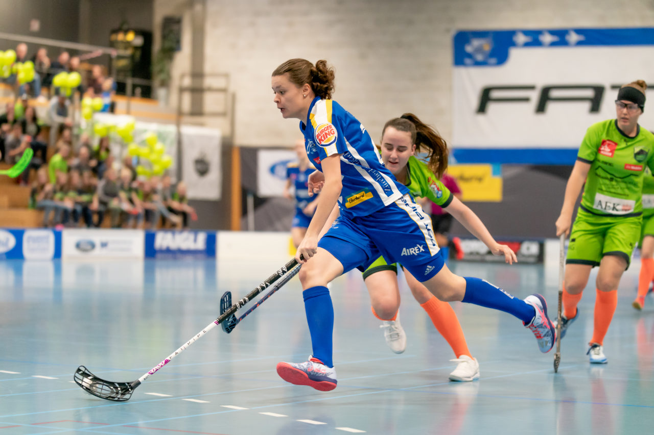 Ruebisbach (Kloten), 06.04.2019, Unihockey Damen NLA 1/2-Final Spiel 3, Kloten-Dietlikon Jets - Unihockey Berner Oberland, Isabelle Gerig (Nr. 23, Kloten-Dietlikon Jets) mit Zug aufs Tor

(Claudio Schwarz, unihockey-fotos.ch)

Copyright: Claudio Schwarz, unihockey-fotos.ch – Dieses Bild wurde durch swiss unihockey lizenziert und darf ausschliesslich auf den Online-Kanälen von swiss unihockey verwendet werden. Die redaktionelle oder kommerzielle Nutzung durch Dritte (Medien, Vereine, Unternehmen oder Privatpersonen) per Download von diesem flickr-Account ist ausgeschlossen. Das Bild kann bei Interesse via unihockey-fotos.ch kostenpflichtig lizenziert werden. unihockey-fotos.ch behält sich vor, fehlbaren Medien, Vereinen, Unternehmen oder Privatpersonen Bilder mit einem Zuschlag in Rechnung zu stellen.