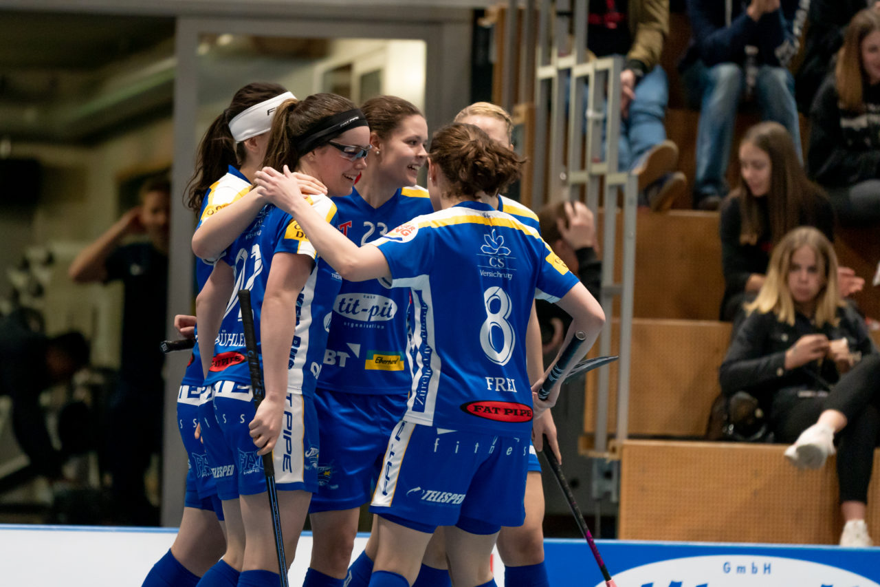 Ruebisbach (Kloten), 06.04.2019, Unihockey Damen NLA 1/2-Final Spiel 3, Kloten-Dietlikon Jets - Unihockey Berner Oberland, Torjubel Jets

(Claudio Schwarz, unihockey-fotos.ch)

Copyright: Claudio Schwarz, unihockey-fotos.ch – Dieses Bild wurde durch swiss unihockey lizenziert und darf ausschliesslich auf den Online-Kanälen von swiss unihockey verwendet werden. Die redaktionelle oder kommerzielle Nutzung durch Dritte (Medien, Vereine, Unternehmen oder Privatpersonen) per Download von diesem flickr-Account ist ausgeschlossen. Das Bild kann bei Interesse via unihockey-fotos.ch kostenpflichtig lizenziert werden. unihockey-fotos.ch behält sich vor, fehlbaren Medien, Vereinen, Unternehmen oder Privatpersonen Bilder mit einem Zuschlag in Rechnung zu stellen.