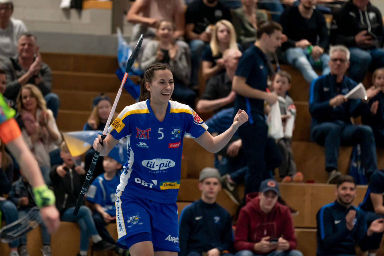 Ruebisbach (Kloten), 06.04.2019, Unihockey Damen NLA 1/2-Final Spiel 3, Kloten-Dietlikon Jets - Unihockey Berner Oberland, Andrea Gämperli (Nr. 5, Kloten-Dietlikon Jets) bejubelt ihren Treffer

(Claudio Schwarz, unihockey-fotos.ch)

Copyright: Claudio Schwarz, unihockey-fotos.ch – Dieses Bild wurde durch swiss unihockey lizenziert und darf ausschliesslich auf den Online-Kanälen von swiss unihockey verwendet werden. Die redaktionelle oder kommerzielle Nutzung durch Dritte (Medien, Vereine, Unternehmen oder Privatpersonen) per Download von diesem flickr-Account ist ausgeschlossen. Das Bild kann bei Interesse via unihockey-fotos.ch kostenpflichtig lizenziert werden. unihockey-fotos.ch behält sich vor, fehlbaren Medien, Vereinen, Unternehmen oder Privatpersonen Bilder mit einem Zuschlag in Rechnung zu stellen.