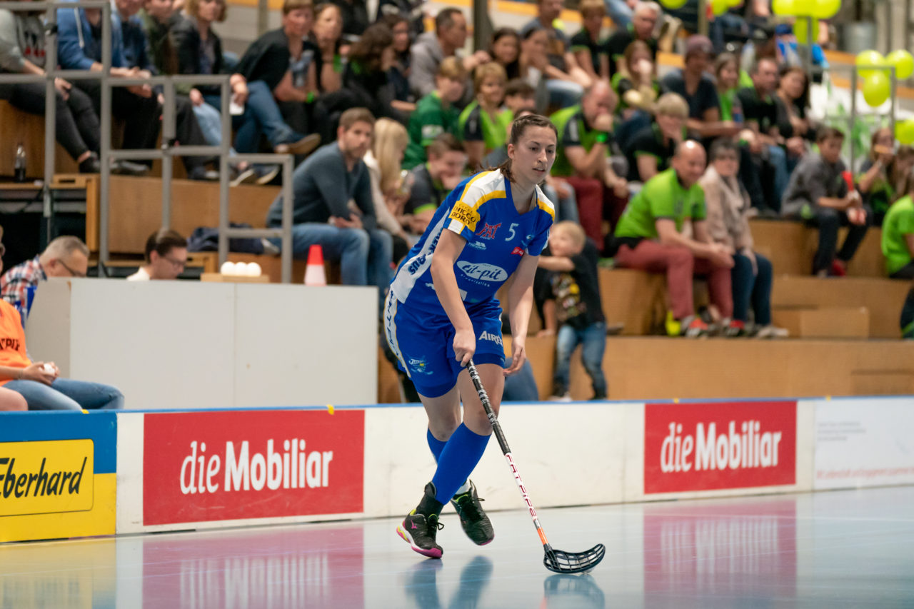 Ruebisbach (Kloten), 06.04.2019, Unihockey Damen NLA 1/2-Final Spiel 3, Kloten-Dietlikon Jets - Unihockey Berner Oberland, Andrea Gämperli (Nr. 5, Kloten-Dietlikon Jets) am Ball

(Claudio Schwarz, unihockey-fotos.ch)

Copyright: Claudio Schwarz, unihockey-fotos.ch – Dieses Bild wurde durch swiss unihockey lizenziert und darf ausschliesslich auf den Online-Kanälen von swiss unihockey verwendet werden. Die redaktionelle oder kommerzielle Nutzung durch Dritte (Medien, Vereine, Unternehmen oder Privatpersonen) per Download von diesem flickr-Account ist ausgeschlossen. Das Bild kann bei Interesse via unihockey-fotos.ch kostenpflichtig lizenziert werden. unihockey-fotos.ch behält sich vor, fehlbaren Medien, Vereinen, Unternehmen oder Privatpersonen Bilder mit einem Zuschlag in Rechnung zu stellen.