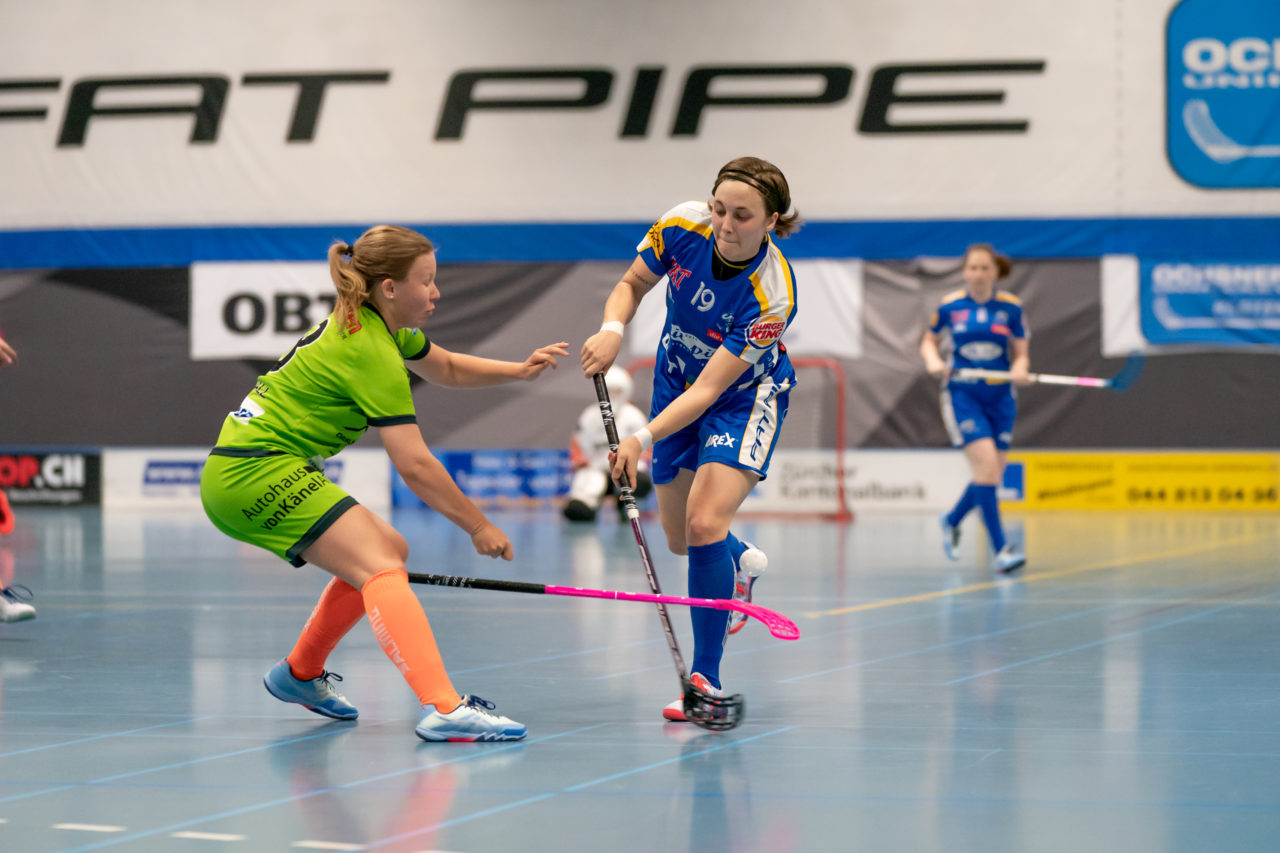 Ruebisbach (Kloten), 06.04.2019, Unihockey Damen NLA 1/2-Final Spiel 3, Kloten-Dietlikon Jets - Unihockey Berner Oberland, Julia Suter (Nr. 19, Kloten-Dietlikon Jets) mit einem Abschlussversuch

(Claudio Schwarz, unihockey-fotos.ch)

Copyright: Claudio Schwarz, unihockey-fotos.ch – Dieses Bild wurde durch swiss unihockey lizenziert und darf ausschliesslich auf den Online-Kanälen von swiss unihockey verwendet werden. Die redaktionelle oder kommerzielle Nutzung durch Dritte (Medien, Vereine, Unternehmen oder Privatpersonen) per Download von diesem flickr-Account ist ausgeschlossen. Das Bild kann bei Interesse via unihockey-fotos.ch kostenpflichtig lizenziert werden. unihockey-fotos.ch behält sich vor, fehlbaren Medien, Vereinen, Unternehmen oder Privatpersonen Bilder mit einem Zuschlag in Rechnung zu stellen.
