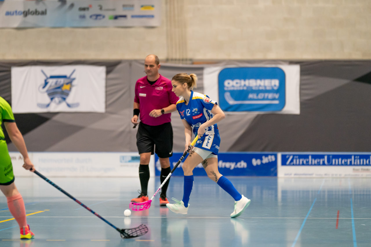 Ruebisbach (Kloten), 06.04.2019, Unihockey Damen NLA 1/2-Final Spiel 3, Kloten-Dietlikon Jets - Unihockey Berner Oberland, Katarína Klapitová (Nr. 12, Kloten-Dietlikon Jets) am Ball

(Claudio Schwarz, unihockey-fotos.ch)

Copyright: Claudio Schwarz, unihockey-fotos.ch – Dieses Bild wurde durch swiss unihockey lizenziert und darf ausschliesslich auf den Online-Kanälen von swiss unihockey verwendet werden. Die redaktionelle oder kommerzielle Nutzung durch Dritte (Medien, Vereine, Unternehmen oder Privatpersonen) per Download von diesem flickr-Account ist ausgeschlossen. Das Bild kann bei Interesse via unihockey-fotos.ch kostenpflichtig lizenziert werden. unihockey-fotos.ch behält sich vor, fehlbaren Medien, Vereinen, Unternehmen oder Privatpersonen Bilder mit einem Zuschlag in Rechnung zu stellen.