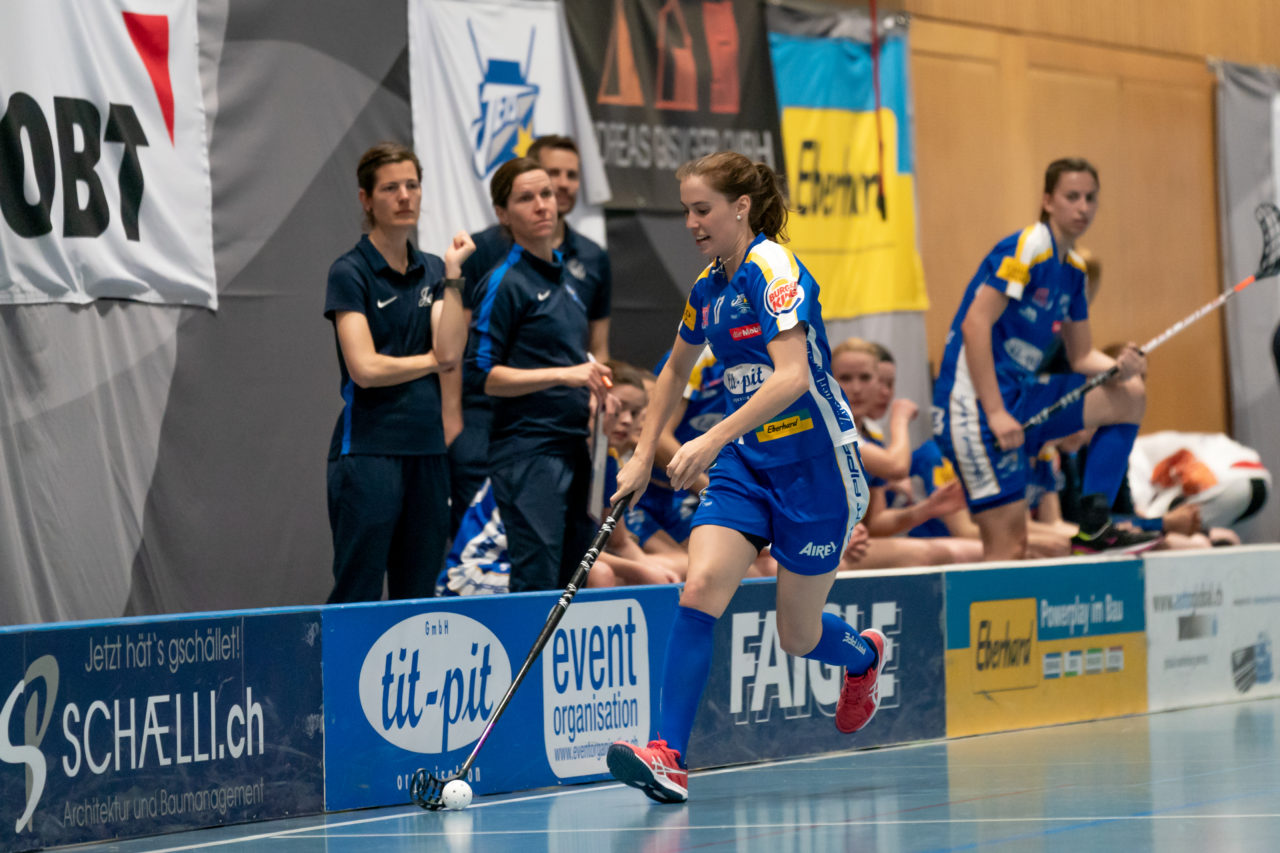 Ruebisbach (Kloten), 06.04.2019, Unihockey Damen NLA 1/2-Final Spiel 3, Kloten-Dietlikon Jets - Unihockey Berner Oberland, Evelyne Ackermann (Nr. 17, Kloten-Dietlikon Jets) am Ball

(Claudio Schwarz, unihockey-fotos.ch)

Copyright: Claudio Schwarz, unihockey-fotos.ch – Dieses Bild wurde durch swiss unihockey lizenziert und darf ausschliesslich auf den Online-Kanälen von swiss unihockey verwendet werden. Die redaktionelle oder kommerzielle Nutzung durch Dritte (Medien, Vereine, Unternehmen oder Privatpersonen) per Download von diesem flickr-Account ist ausgeschlossen. Das Bild kann bei Interesse via unihockey-fotos.ch kostenpflichtig lizenziert werden. unihockey-fotos.ch behält sich vor, fehlbaren Medien, Vereinen, Unternehmen oder Privatpersonen Bilder mit einem Zuschlag in Rechnung zu stellen.