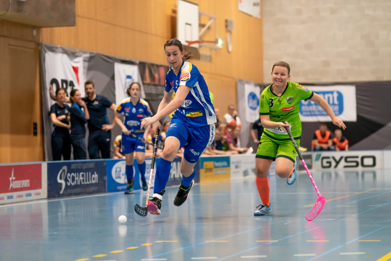 Ruebisbach (Kloten), 06.04.2019, Unihockey Damen NLA 1/2-Final Spiel 3, Kloten-Dietlikon Jets - Unihockey Berner Oberland, Andrea Gämperli (Nr. 5, Kloten-Dietlikon Jets) wird von Emma Hartwall (Nr. 3, Unihockey Berner Oberland) verfolgt

(Claudio Schwarz, unihockey-fotos.ch)

Copyright: Claudio Schwarz, unihockey-fotos.ch – Dieses Bild wurde durch swiss unihockey lizenziert und darf ausschliesslich auf den Online-Kanälen von swiss unihockey verwendet werden. Die redaktionelle oder kommerzielle Nutzung durch Dritte (Medien, Vereine, Unternehmen oder Privatpersonen) per Download von diesem flickr-Account ist ausgeschlossen. Das Bild kann bei Interesse via unihockey-fotos.ch kostenpflichtig lizenziert werden. unihockey-fotos.ch behält sich vor, fehlbaren Medien, Vereinen, Unternehmen oder Privatpersonen Bilder mit einem Zuschlag in Rechnung zu stellen.