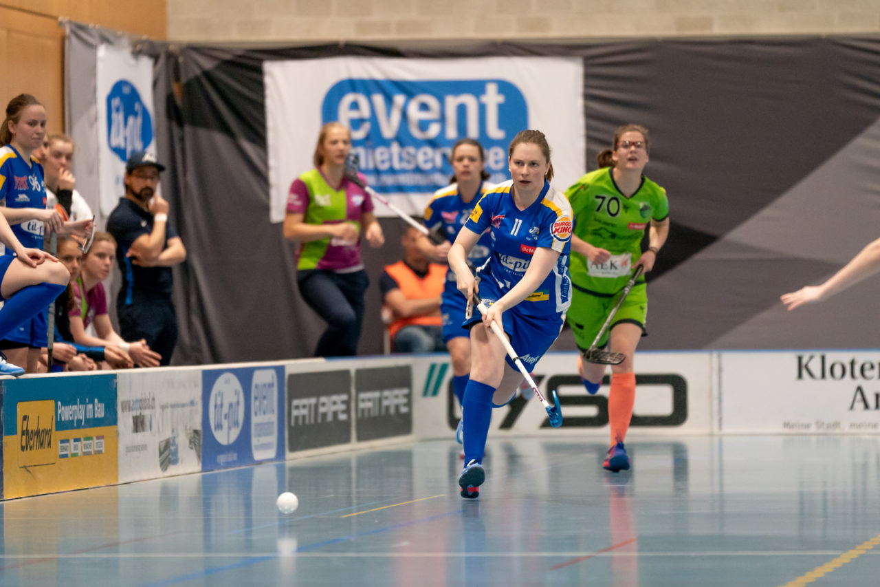 Ruebisbach (Kloten), 06.04.2019, Unihockey Damen NLA 1/2-Final Spiel 3, Kloten-Dietlikon Jets - Unihockey Berner Oberland, Laura Bürgi (Nr. 11, Kloten-Dietlikon Jets) spielt einen Pass

(Claudio Schwarz, unihockey-fotos.ch)

Copyright: Claudio Schwarz, unihockey-fotos.ch – Dieses Bild wurde durch swiss unihockey lizenziert und darf ausschliesslich auf den Online-Kanälen von swiss unihockey verwendet werden. Die redaktionelle oder kommerzielle Nutzung durch Dritte (Medien, Vereine, Unternehmen oder Privatpersonen) per Download von diesem flickr-Account ist ausgeschlossen. Das Bild kann bei Interesse via unihockey-fotos.ch kostenpflichtig lizenziert werden. unihockey-fotos.ch behält sich vor, fehlbaren Medien, Vereinen, Unternehmen oder Privatpersonen Bilder mit einem Zuschlag in Rechnung zu stellen.