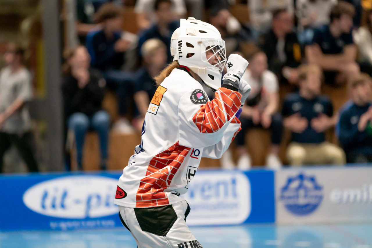 Ruebisbach (Kloten), 06.04.2019, Unihockey Damen NLA 1/2-Final Spiel 3, Kloten-Dietlikon Jets - Unihockey Berner Oberland, Kim Buchs (Nr. 38, Kloten-Dietlikon Jets) freut sich über einen Treffer

(Claudio Schwarz, unihockey-fotos.ch)

Copyright: Claudio Schwarz, unihockey-fotos.ch – Dieses Bild wurde durch swiss unihockey lizenziert und darf ausschliesslich auf den Online-Kanälen von swiss unihockey verwendet werden. Die redaktionelle oder kommerzielle Nutzung durch Dritte (Medien, Vereine, Unternehmen oder Privatpersonen) per Download von diesem flickr-Account ist ausgeschlossen. Das Bild kann bei Interesse via unihockey-fotos.ch kostenpflichtig lizenziert werden. unihockey-fotos.ch behält sich vor, fehlbaren Medien, Vereinen, Unternehmen oder Privatpersonen Bilder mit einem Zuschlag in Rechnung zu stellen.