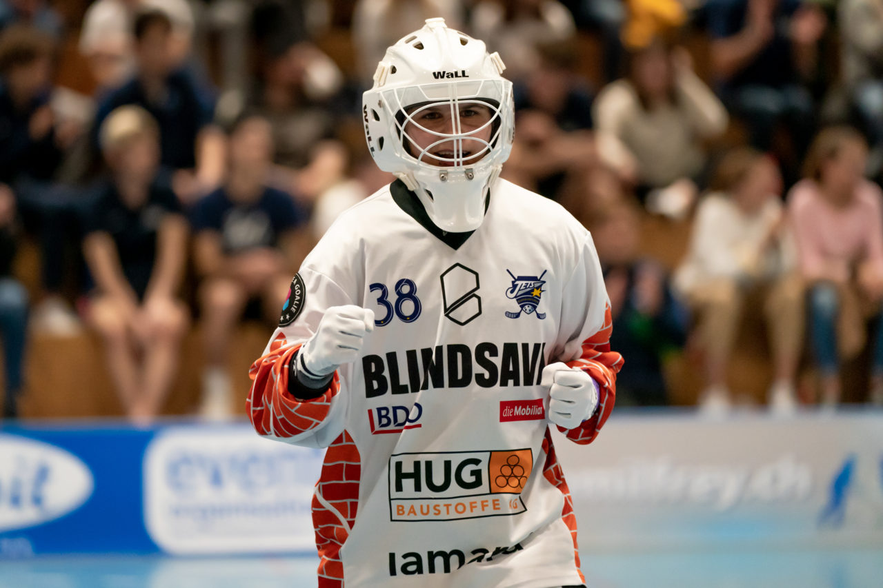 Ruebisbach (Kloten), 06.04.2019, Unihockey Damen NLA 1/2-Final Spiel 3, Kloten-Dietlikon Jets - Unihockey Berner Oberland, Kim Buchs (Nr. 38, Kloten-Dietlikon Jets) freut sich über einen Treffer

(Claudio Schwarz, unihockey-fotos.ch)

Copyright: Claudio Schwarz, unihockey-fotos.ch – Dieses Bild wurde durch swiss unihockey lizenziert und darf ausschliesslich auf den Online-Kanälen von swiss unihockey verwendet werden. Die redaktionelle oder kommerzielle Nutzung durch Dritte (Medien, Vereine, Unternehmen oder Privatpersonen) per Download von diesem flickr-Account ist ausgeschlossen. Das Bild kann bei Interesse via unihockey-fotos.ch kostenpflichtig lizenziert werden. unihockey-fotos.ch behält sich vor, fehlbaren Medien, Vereinen, Unternehmen oder Privatpersonen Bilder mit einem Zuschlag in Rechnung zu stellen.