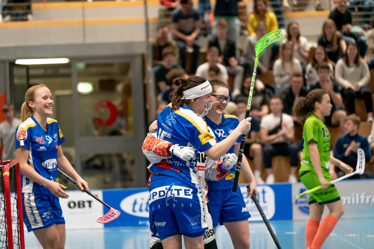 Ruebisbach (Kloten), 06.04.2019, Unihockey Damen NLA 1/2-Final Spiel 3, Kloten-Dietlikon Jets - Unihockey Berner Oberland, Jubel über den Superfinal Einzug

(Claudio Schwarz, unihockey-fotos.ch)

Copyright: Claudio Schwarz, unihockey-fotos.ch – Dieses Bild wurde durch swiss unihockey lizenziert und darf ausschliesslich auf den Online-Kanälen von swiss unihockey verwendet werden. Die redaktionelle oder kommerzielle Nutzung durch Dritte (Medien, Vereine, Unternehmen oder Privatpersonen) per Download von diesem flickr-Account ist ausgeschlossen. Das Bild kann bei Interesse via unihockey-fotos.ch kostenpflichtig lizenziert werden. unihockey-fotos.ch behält sich vor, fehlbaren Medien, Vereinen, Unternehmen oder Privatpersonen Bilder mit einem Zuschlag in Rechnung zu stellen.