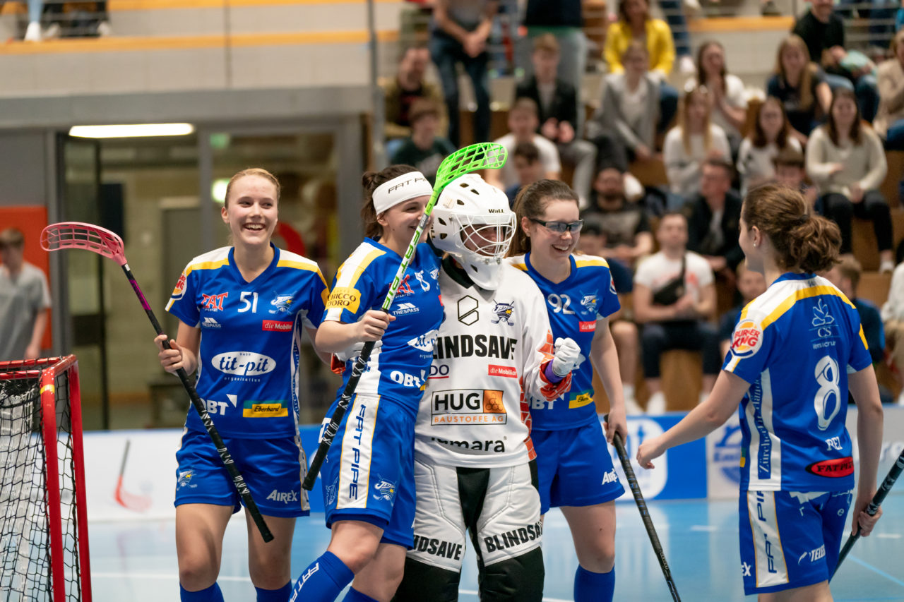 Ruebisbach (Kloten), 06.04.2019, Unihockey Damen NLA 1/2-Final Spiel 3, Kloten-Dietlikon Jets - Unihockey Berner Oberland, Jubel über den Superfinal Einzug

(Claudio Schwarz, unihockey-fotos.ch)

Copyright: Claudio Schwarz, unihockey-fotos.ch – Dieses Bild wurde durch swiss unihockey lizenziert und darf ausschliesslich auf den Online-Kanälen von swiss unihockey verwendet werden. Die redaktionelle oder kommerzielle Nutzung durch Dritte (Medien, Vereine, Unternehmen oder Privatpersonen) per Download von diesem flickr-Account ist ausgeschlossen. Das Bild kann bei Interesse via unihockey-fotos.ch kostenpflichtig lizenziert werden. unihockey-fotos.ch behält sich vor, fehlbaren Medien, Vereinen, Unternehmen oder Privatpersonen Bilder mit einem Zuschlag in Rechnung zu stellen.