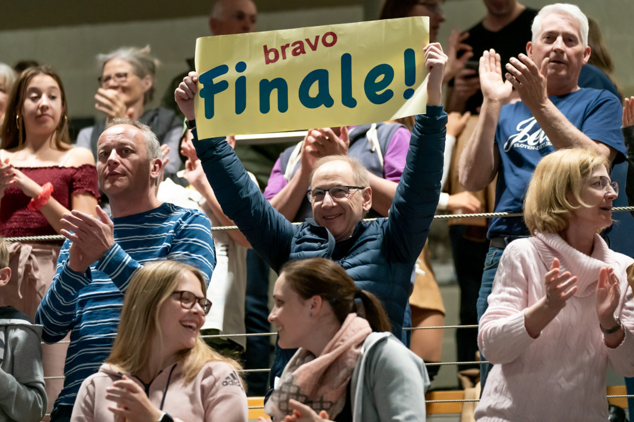 Ruebisbach (Kloten), 06.04.2019, Unihockey Damen NLA 1/2-Final Spiel 3, Kloten-Dietlikon Jets - Unihockey Berner Oberland, die Jets stehen im Superfinal

(Claudio Schwarz, unihockey-fotos.ch)

Copyright: Claudio Schwarz, unihockey-fotos.ch – Dieses Bild wurde durch swiss unihockey lizenziert und darf ausschliesslich auf den Online-Kanälen von swiss unihockey verwendet werden. Die redaktionelle oder kommerzielle Nutzung durch Dritte (Medien, Vereine, Unternehmen oder Privatpersonen) per Download von diesem flickr-Account ist ausgeschlossen. Das Bild kann bei Interesse via unihockey-fotos.ch kostenpflichtig lizenziert werden. unihockey-fotos.ch behält sich vor, fehlbaren Medien, Vereinen, Unternehmen oder Privatpersonen Bilder mit einem Zuschlag in Rechnung zu stellen.