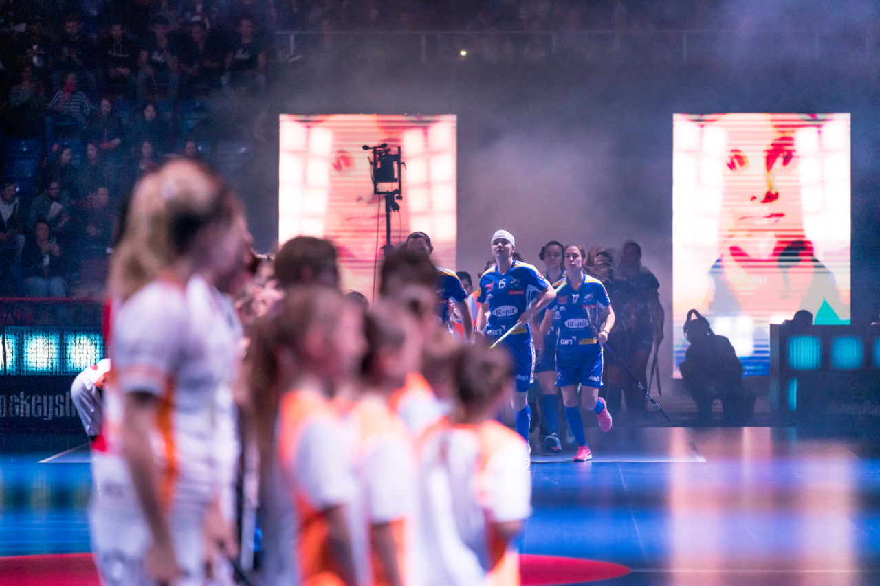 SWISS Arena (Kloten), 27.04.2019, Unihockey Damen NLA Superfinal, piranha chur - Kloten-Dietlikon Jets, die Kloten-Dietlikon Jets laufen ein
(Claudio Schwarz, unihockey-fotos.ch)
Copyright: Claudio Schwarz, unihockey-fotos.ch – Dieses Bild wurde durch swiss unihockey lizenziert und darf ausschliesslich auf den Online-Kanälen von swiss unihockey verwendet werden. Die redaktionelle oder kommerzielle Nutzung durch Dritte (Medien, Vereine, Unternehmen oder Privatpersonen) per Download von diesem flickr-Account ist ausgeschlossen. Das Bild kann bei Interesse via unihockey-fotos.ch kostenpflichtig lizenziert werden. unihockey-fotos.ch behält sich vor, fehlbaren Medien, Vereinen, Unternehmen oder Privatpersonen Bilder mit einem Zuschlag in Rechnung zu stellen.