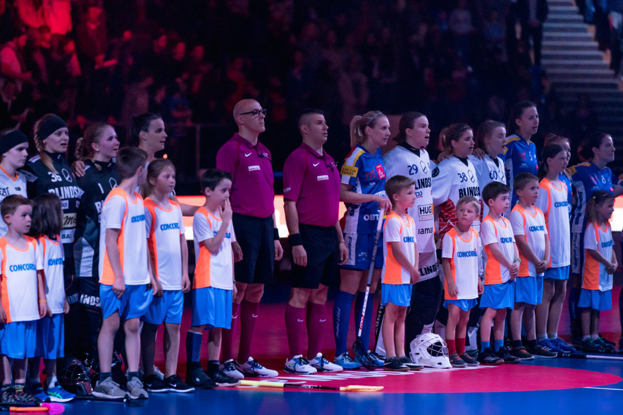 SWISS Arena (Kloten), 27.04.2019, Unihockey Damen NLA Superfinal, piranha chur - Kloten-Dietlikon Jets, piranha chur und die Kloten-Dietlikon Jets bei der Nationalhymne
(Claudio Schwarz, unihockey-fotos.ch)
Copyright: Claudio Schwarz, unihockey-fotos.ch – Dieses Bild wurde durch swiss unihockey lizenziert und darf ausschliesslich auf den Online-Kanälen von swiss unihockey verwendet werden. Die redaktionelle oder kommerzielle Nutzung durch Dritte (Medien, Vereine, Unternehmen oder Privatpersonen) per Download von diesem flickr-Account ist ausgeschlossen. Das Bild kann bei Interesse via unihockey-fotos.ch kostenpflichtig lizenziert werden. unihockey-fotos.ch behält sich vor, fehlbaren Medien, Vereinen, Unternehmen oder Privatpersonen Bilder mit einem Zuschlag in Rechnung zu stellen.