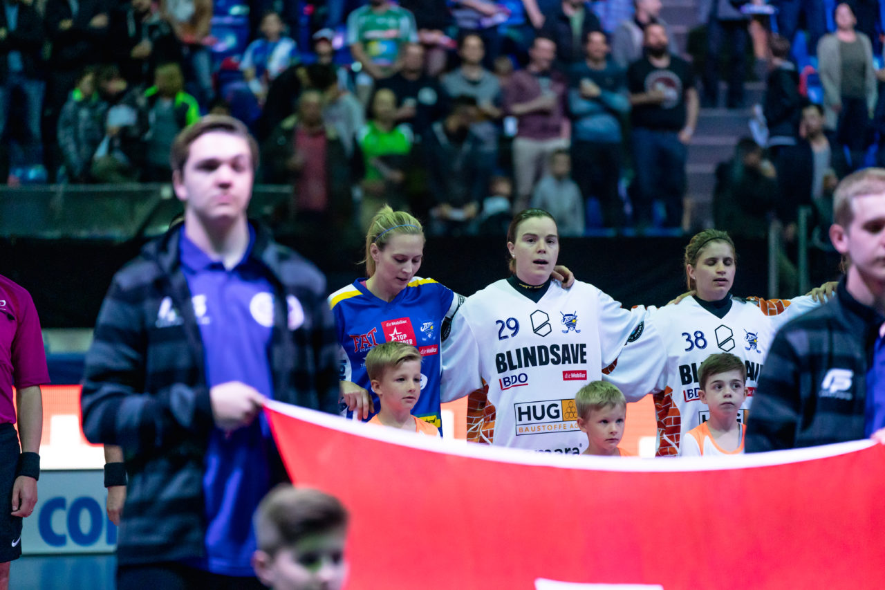 SWISS Arena (Kloten), 27.04.2019, Unihockey Damen NLA Superfinal, piranha chur - Kloten-Dietlikon Jets, Michelle Wiki (Nr. 6, Kloten-Dietlikon Jets), Monika Schmid (Nr. 29, Kloten-Dietlikon Jets) und Kim Buchs (Nr. 38, Kloten-Dietlikon Jets) bei der Nationalhymne
(Claudio Schwarz, unihockey-fotos.ch)
Copyright: Claudio Schwarz, unihockey-fotos.ch – Dieses Bild wurde durch swiss unihockey lizenziert und darf ausschliesslich auf den Online-Kanälen von swiss unihockey verwendet werden. Die redaktionelle oder kommerzielle Nutzung durch Dritte (Medien, Vereine, Unternehmen oder Privatpersonen) per Download von diesem flickr-Account ist ausgeschlossen. Das Bild kann bei Interesse via unihockey-fotos.ch kostenpflichtig lizenziert werden. unihockey-fotos.ch behält sich vor, fehlbaren Medien, Vereinen, Unternehmen oder Privatpersonen Bilder mit einem Zuschlag in Rechnung zu stellen.