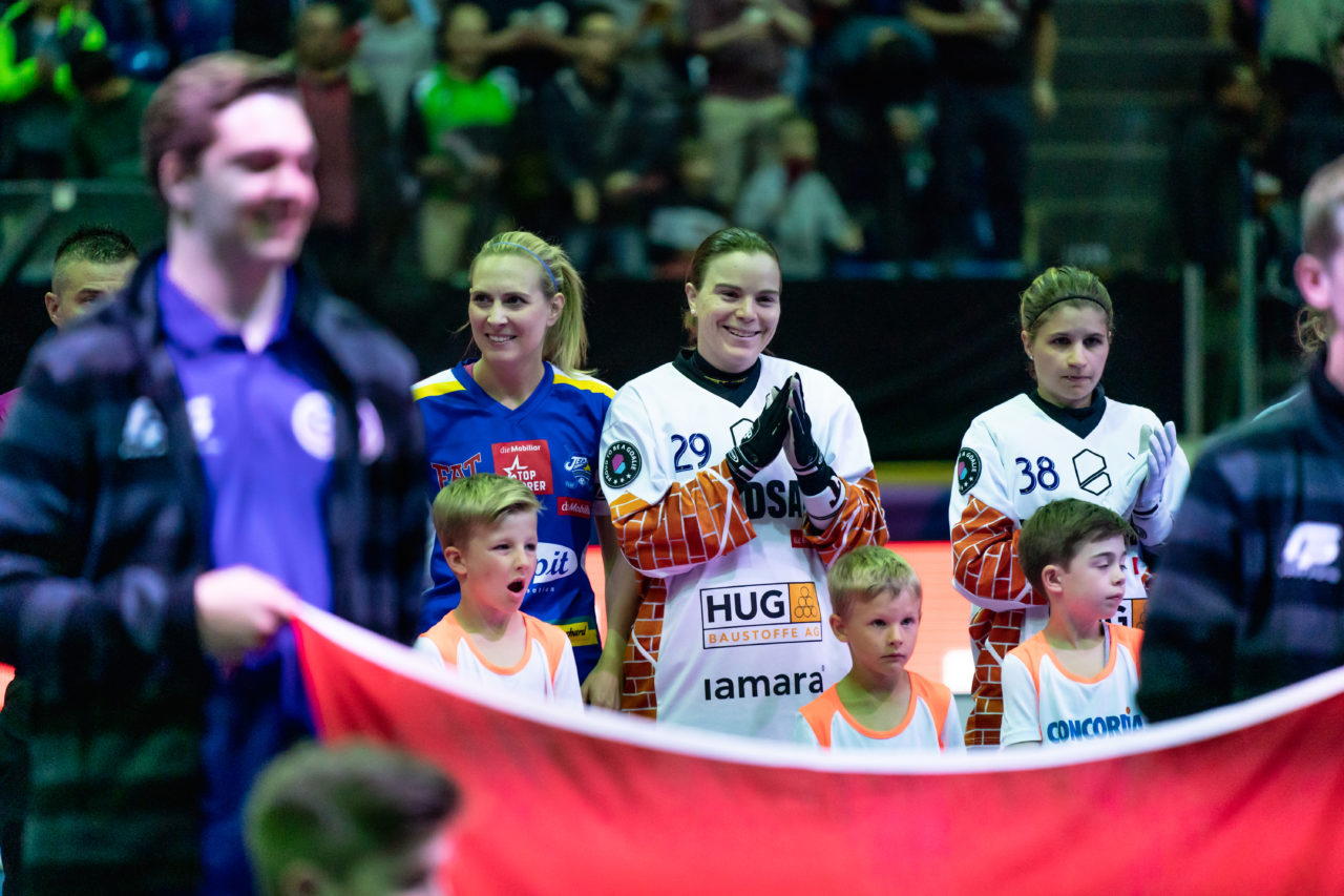 SWISS Arena (Kloten), 27.04.2019, Unihockey Damen NLA Superfinal, piranha chur - Kloten-Dietlikon Jets, Michelle Wiki (Nr. 6, Kloten-Dietlikon Jets), Monika Schmid (Nr. 29, Kloten-Dietlikon Jets) und Kim Buchs (Nr. 38, Kloten-Dietlikon Jets) bei der Nationalhymne
(Claudio Schwarz, unihockey-fotos.ch)
Copyright: Claudio Schwarz, unihockey-fotos.ch – Dieses Bild wurde durch swiss unihockey lizenziert und darf ausschliesslich auf den Online-Kanälen von swiss unihockey verwendet werden. Die redaktionelle oder kommerzielle Nutzung durch Dritte (Medien, Vereine, Unternehmen oder Privatpersonen) per Download von diesem flickr-Account ist ausgeschlossen. Das Bild kann bei Interesse via unihockey-fotos.ch kostenpflichtig lizenziert werden. unihockey-fotos.ch behält sich vor, fehlbaren Medien, Vereinen, Unternehmen oder Privatpersonen Bilder mit einem Zuschlag in Rechnung zu stellen.