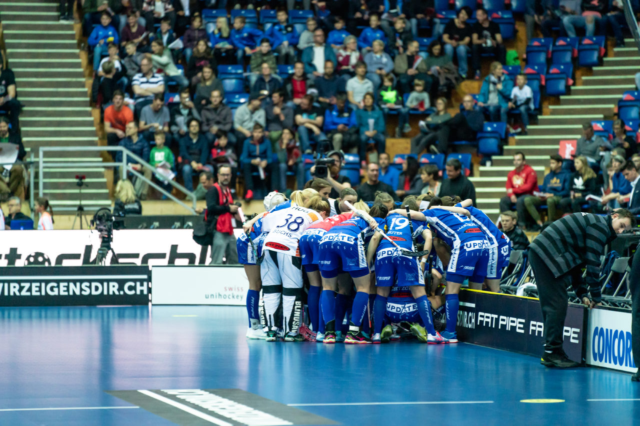 SWISS Arena (Kloten), 27.04.2019, Unihockey Damen NLA Superfinal, piranha chur - Kloten-Dietlikon Jets, Einstimmen aufs Superfinale
(Claudio Schwarz, unihockey-fotos.ch)
Copyright: Claudio Schwarz, unihockey-fotos.ch – Dieses Bild wurde durch swiss unihockey lizenziert und darf ausschliesslich auf den Online-Kanälen von swiss unihockey verwendet werden. Die redaktionelle oder kommerzielle Nutzung durch Dritte (Medien, Vereine, Unternehmen oder Privatpersonen) per Download von diesem flickr-Account ist ausgeschlossen. Das Bild kann bei Interesse via unihockey-fotos.ch kostenpflichtig lizenziert werden. unihockey-fotos.ch behält sich vor, fehlbaren Medien, Vereinen, Unternehmen oder Privatpersonen Bilder mit einem Zuschlag in Rechnung zu stellen.