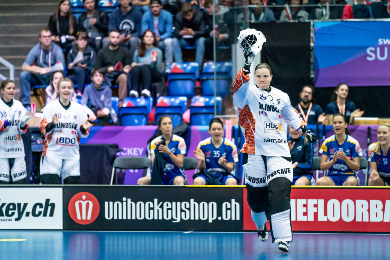 SWISS Arena (Kloten), 27.04.2019, Unihockey Damen NLA Superfinal, piranha chur - Kloten-Dietlikon Jets, Monika Schmid (Nr. 29, Kloten-Dietlikon Jets) in den Starting-Six
(Claudio Schwarz, unihockey-fotos.ch)
Copyright: Claudio Schwarz, unihockey-fotos.ch – Dieses Bild wurde durch swiss unihockey lizenziert und darf ausschliesslich auf den Online-Kanälen von swiss unihockey verwendet werden. Die redaktionelle oder kommerzielle Nutzung durch Dritte (Medien, Vereine, Unternehmen oder Privatpersonen) per Download von diesem flickr-Account ist ausgeschlossen. Das Bild kann bei Interesse via unihockey-fotos.ch kostenpflichtig lizenziert werden. unihockey-fotos.ch behält sich vor, fehlbaren Medien, Vereinen, Unternehmen oder Privatpersonen Bilder mit einem Zuschlag in Rechnung zu stellen.