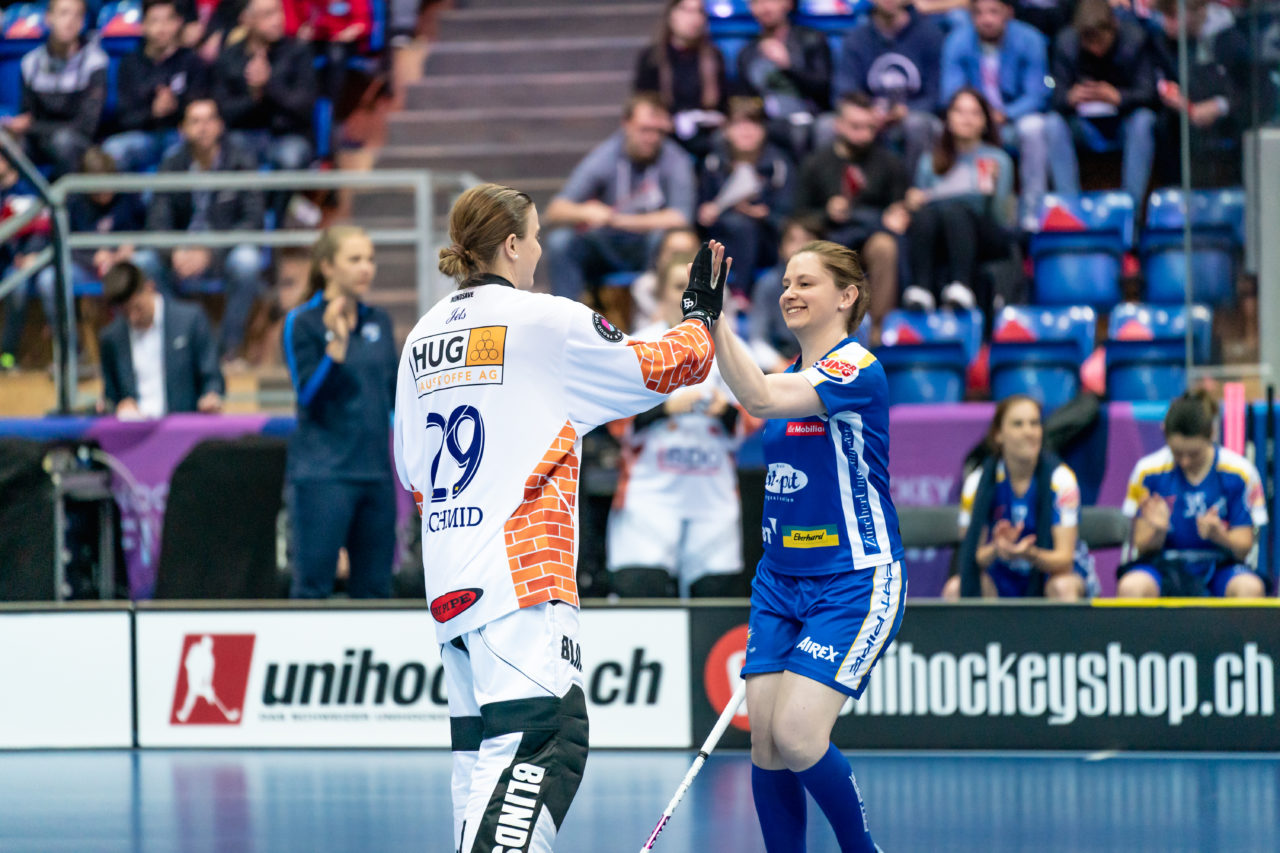 SWISS Arena (Kloten), 27.04.2019, Unihockey Damen NLA Superfinal, piranha chur - Kloten-Dietlikon Jets, Laura Bürgi (Nr. 11, Kloten-Dietlikon Jets) klatscht mit Monika Schmid (Nr. 29, Kloten-Dietlikon Jets) ab
(Claudio Schwarz, unihockey-fotos.ch)
Copyright: Claudio Schwarz, unihockey-fotos.ch – Dieses Bild wurde durch swiss unihockey lizenziert und darf ausschliesslich auf den Online-Kanälen von swiss unihockey verwendet werden. Die redaktionelle oder kommerzielle Nutzung durch Dritte (Medien, Vereine, Unternehmen oder Privatpersonen) per Download von diesem flickr-Account ist ausgeschlossen. Das Bild kann bei Interesse via unihockey-fotos.ch kostenpflichtig lizenziert werden. unihockey-fotos.ch behält sich vor, fehlbaren Medien, Vereinen, Unternehmen oder Privatpersonen Bilder mit einem Zuschlag in Rechnung zu stellen.