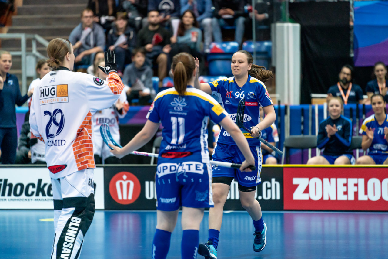 SWISS Arena (Kloten), 27.04.2019, Unihockey Damen NLA Superfinal, piranha chur - Kloten-Dietlikon Jets, Ellenor Bengtsson (Nr. 96, Kloten-Dietlikon Jets) klatscht mit Monika Schmid (Nr. 29, Kloten-Dietlikon Jets) ab
(Claudio Schwarz, unihockey-fotos.ch)
Copyright: Claudio Schwarz, unihockey-fotos.ch – Dieses Bild wurde durch swiss unihockey lizenziert und darf ausschliesslich auf den Online-Kanälen von swiss unihockey verwendet werden. Die redaktionelle oder kommerzielle Nutzung durch Dritte (Medien, Vereine, Unternehmen oder Privatpersonen) per Download von diesem flickr-Account ist ausgeschlossen. Das Bild kann bei Interesse via unihockey-fotos.ch kostenpflichtig lizenziert werden. unihockey-fotos.ch behält sich vor, fehlbaren Medien, Vereinen, Unternehmen oder Privatpersonen Bilder mit einem Zuschlag in Rechnung zu stellen.