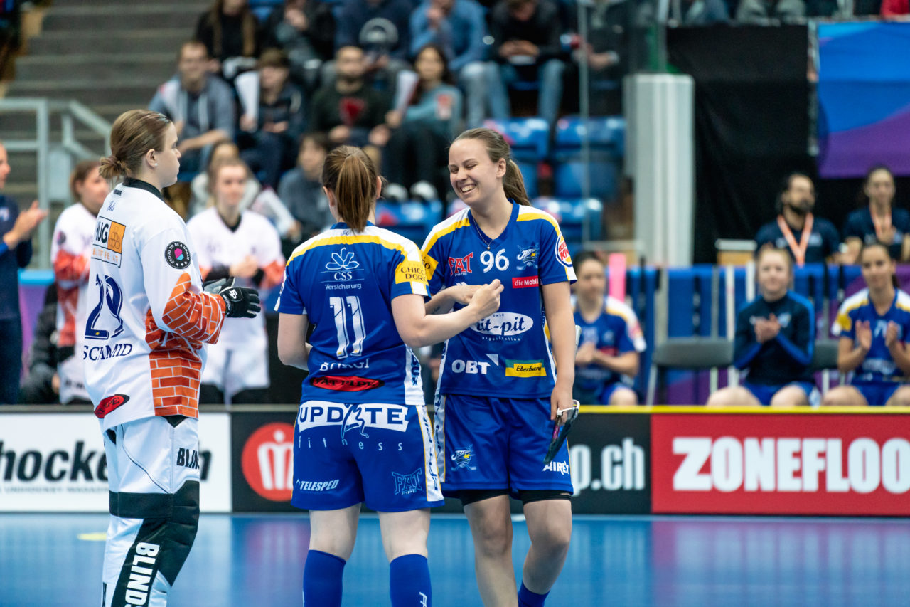SWISS Arena (Kloten), 27.04.2019, Unihockey Damen NLA Superfinal, piranha chur - Kloten-Dietlikon Jets, Ellenor Bengtsson (Nr. 96, Kloten-Dietlikon Jets) hat Spass
(Claudio Schwarz, unihockey-fotos.ch)
Copyright: Claudio Schwarz, unihockey-fotos.ch – Dieses Bild wurde durch swiss unihockey lizenziert und darf ausschliesslich auf den Online-Kanälen von swiss unihockey verwendet werden. Die redaktionelle oder kommerzielle Nutzung durch Dritte (Medien, Vereine, Unternehmen oder Privatpersonen) per Download von diesem flickr-Account ist ausgeschlossen. Das Bild kann bei Interesse via unihockey-fotos.ch kostenpflichtig lizenziert werden. unihockey-fotos.ch behält sich vor, fehlbaren Medien, Vereinen, Unternehmen oder Privatpersonen Bilder mit einem Zuschlag in Rechnung zu stellen.