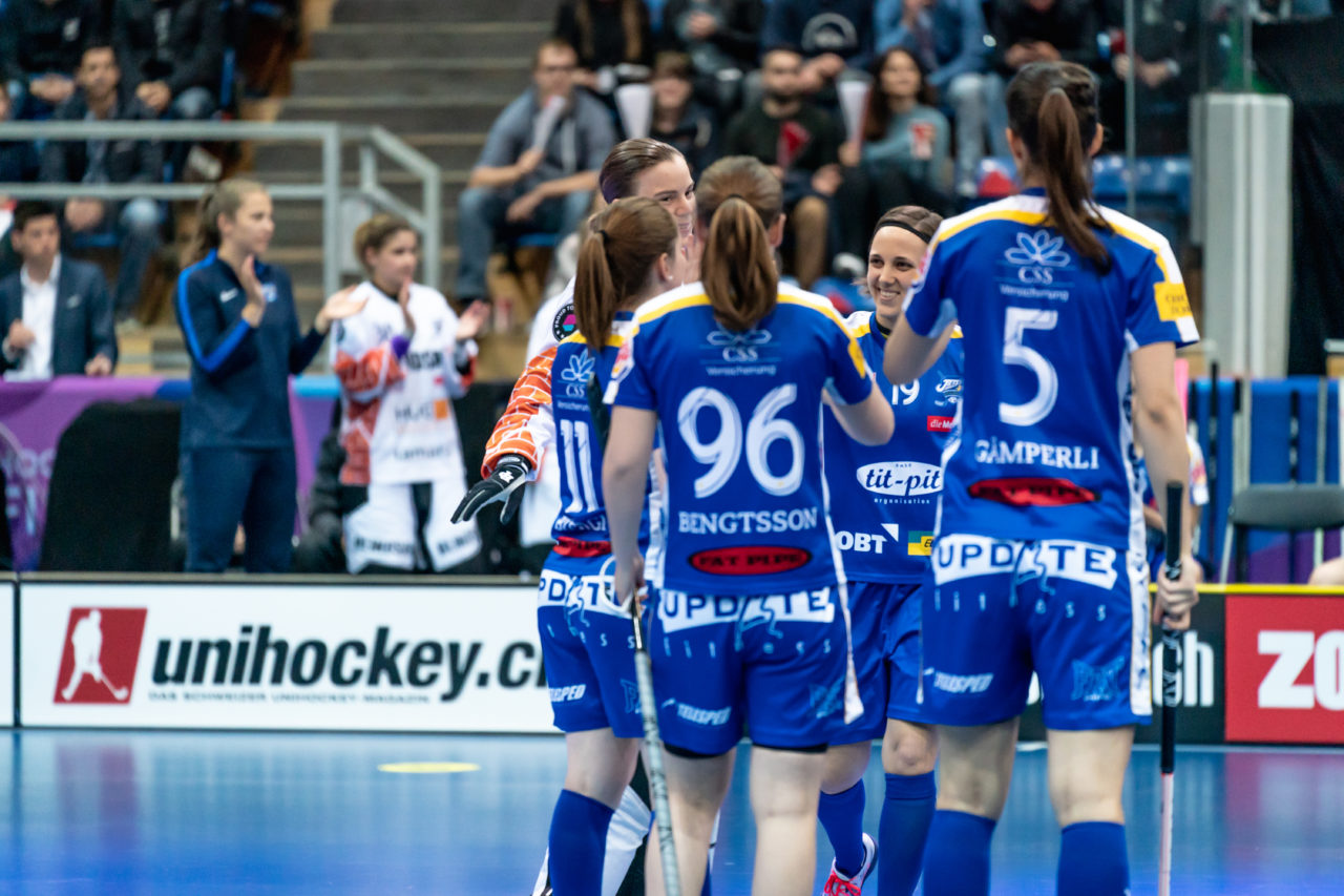 SWISS Arena (Kloten), 27.04.2019, Unihockey Damen NLA Superfinal, piranha chur - Kloten-Dietlikon Jets, Julia Suter (Nr. 19, Kloten-Dietlikon Jets) hat Spass
(Claudio Schwarz, unihockey-fotos.ch)
Copyright: Claudio Schwarz, unihockey-fotos.ch – Dieses Bild wurde durch swiss unihockey lizenziert und darf ausschliesslich auf den Online-Kanälen von swiss unihockey verwendet werden. Die redaktionelle oder kommerzielle Nutzung durch Dritte (Medien, Vereine, Unternehmen oder Privatpersonen) per Download von diesem flickr-Account ist ausgeschlossen. Das Bild kann bei Interesse via unihockey-fotos.ch kostenpflichtig lizenziert werden. unihockey-fotos.ch behält sich vor, fehlbaren Medien, Vereinen, Unternehmen oder Privatpersonen Bilder mit einem Zuschlag in Rechnung zu stellen.