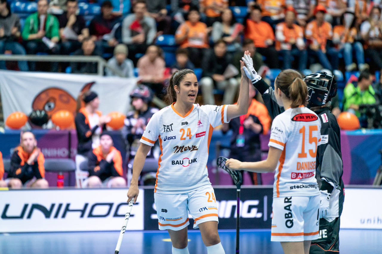 SWISS Arena (Kloten), 27.04.2019, Unihockey Damen NLA Superfinal, piranha chur - Kloten-Dietlikon Jets, Flurina Marti (Nr. 24, piranha chur) klatscht ab
(Claudio Schwarz, unihockey-fotos.ch)
Copyright: Claudio Schwarz, unihockey-fotos.ch – Dieses Bild wurde durch swiss unihockey lizenziert und darf ausschliesslich auf den Online-Kanälen von swiss unihockey verwendet werden. Die redaktionelle oder kommerzielle Nutzung durch Dritte (Medien, Vereine, Unternehmen oder Privatpersonen) per Download von diesem flickr-Account ist ausgeschlossen. Das Bild kann bei Interesse via unihockey-fotos.ch kostenpflichtig lizenziert werden. unihockey-fotos.ch behält sich vor, fehlbaren Medien, Vereinen, Unternehmen oder Privatpersonen Bilder mit einem Zuschlag in Rechnung zu stellen.