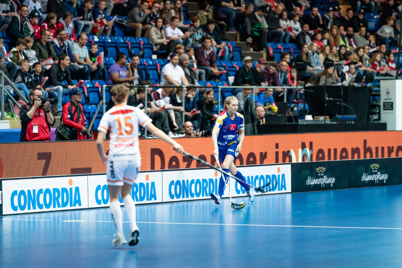 SWISS Arena (Kloten), 27.04.2019, Unihockey Damen NLA Superfinal, piranha chur - Kloten-Dietlikon Jets, Michelle Wiki (Nr. 6, Kloten-Dietlikon Jets) am Ball
(Claudio Schwarz, unihockey-fotos.ch)
Copyright: Claudio Schwarz, unihockey-fotos.ch – Dieses Bild wurde durch swiss unihockey lizenziert und darf ausschliesslich auf den Online-Kanälen von swiss unihockey verwendet werden. Die redaktionelle oder kommerzielle Nutzung durch Dritte (Medien, Vereine, Unternehmen oder Privatpersonen) per Download von diesem flickr-Account ist ausgeschlossen. Das Bild kann bei Interesse via unihockey-fotos.ch kostenpflichtig lizenziert werden. unihockey-fotos.ch behält sich vor, fehlbaren Medien, Vereinen, Unternehmen oder Privatpersonen Bilder mit einem Zuschlag in Rechnung zu stellen.