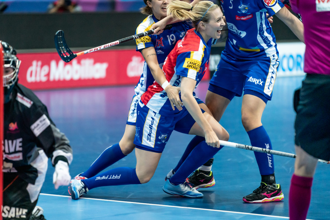SWISS Arena (Kloten), 27.04.2019, Unihockey Damen NLA Superfinal, piranha chur - Kloten-Dietlikon Jets, Michelle Wiki (Nr. 6, Kloten-Dietlikon Jets) bejubelt das 0:1
(Claudio Schwarz, unihockey-fotos.ch)
Copyright: Claudio Schwarz, unihockey-fotos.ch – Dieses Bild wurde durch swiss unihockey lizenziert und darf ausschliesslich auf den Online-Kanälen von swiss unihockey verwendet werden. Die redaktionelle oder kommerzielle Nutzung durch Dritte (Medien, Vereine, Unternehmen oder Privatpersonen) per Download von diesem flickr-Account ist ausgeschlossen. Das Bild kann bei Interesse via unihockey-fotos.ch kostenpflichtig lizenziert werden. unihockey-fotos.ch behält sich vor, fehlbaren Medien, Vereinen, Unternehmen oder Privatpersonen Bilder mit einem Zuschlag in Rechnung zu stellen.