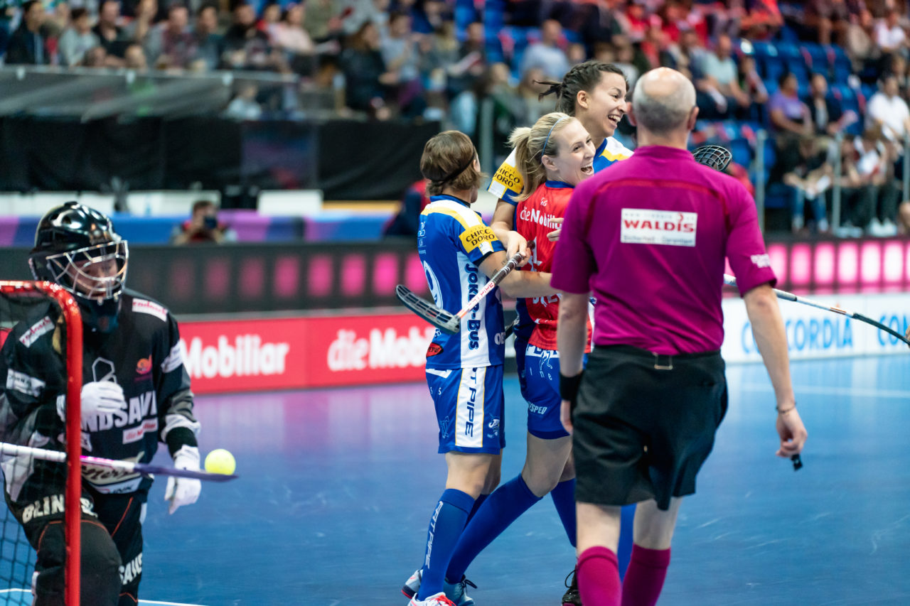 SWISS Arena (Kloten), 27.04.2019, Unihockey Damen NLA Superfinal, piranha chur - Kloten-Dietlikon Jets, Michelle Wiki (Nr. 6, Kloten-Dietlikon Jets) bejubelt das 0:1
(Claudio Schwarz, unihockey-fotos.ch)
Copyright: Claudio Schwarz, unihockey-fotos.ch – Dieses Bild wurde durch swiss unihockey lizenziert und darf ausschliesslich auf den Online-Kanälen von swiss unihockey verwendet werden. Die redaktionelle oder kommerzielle Nutzung durch Dritte (Medien, Vereine, Unternehmen oder Privatpersonen) per Download von diesem flickr-Account ist ausgeschlossen. Das Bild kann bei Interesse via unihockey-fotos.ch kostenpflichtig lizenziert werden. unihockey-fotos.ch behält sich vor, fehlbaren Medien, Vereinen, Unternehmen oder Privatpersonen Bilder mit einem Zuschlag in Rechnung zu stellen.