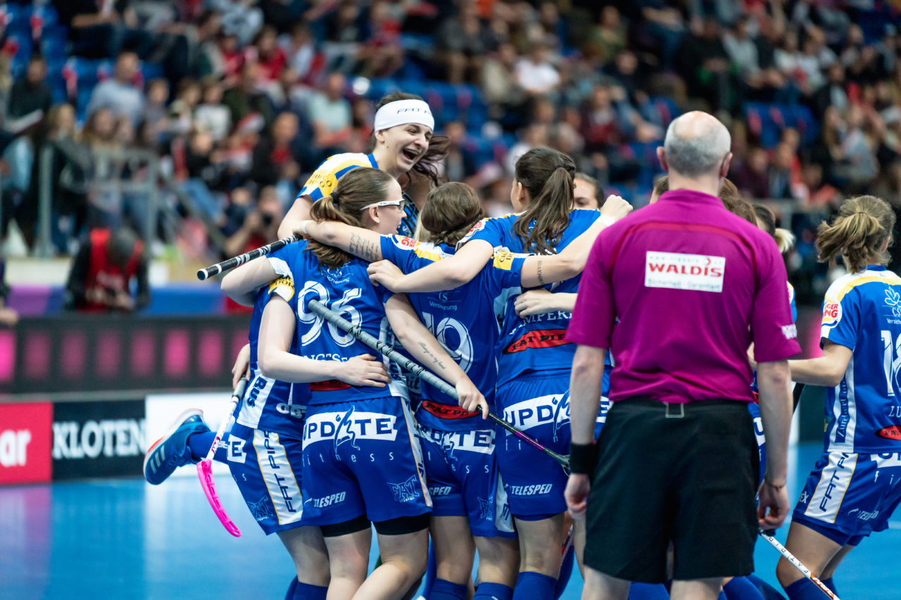 SWISS Arena (Kloten), 27.04.2019, Unihockey Damen NLA Superfinal, piranha chur - Kloten-Dietlikon Jets, Torjubel Jets zum 0:1
(Claudio Schwarz, unihockey-fotos.ch)
Copyright: Claudio Schwarz, unihockey-fotos.ch – Dieses Bild wurde durch swiss unihockey lizenziert und darf ausschliesslich auf den Online-Kanälen von swiss unihockey verwendet werden. Die redaktionelle oder kommerzielle Nutzung durch Dritte (Medien, Vereine, Unternehmen oder Privatpersonen) per Download von diesem flickr-Account ist ausgeschlossen. Das Bild kann bei Interesse via unihockey-fotos.ch kostenpflichtig lizenziert werden. unihockey-fotos.ch behält sich vor, fehlbaren Medien, Vereinen, Unternehmen oder Privatpersonen Bilder mit einem Zuschlag in Rechnung zu stellen.