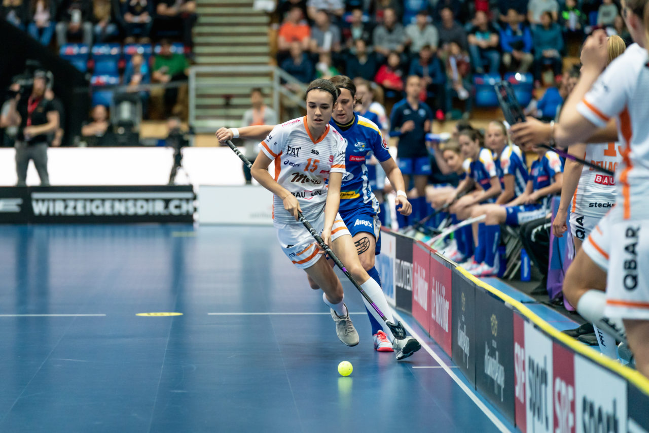SWISS Arena (Kloten), 27.04.2019, Unihockey Damen NLA Superfinal, piranha chur - Kloten-Dietlikon Jets, Livia Danuser (Nr. 15, piranha chur) am Ball
(Claudio Schwarz, unihockey-fotos.ch)
Copyright: Claudio Schwarz, unihockey-fotos.ch – Dieses Bild wurde durch swiss unihockey lizenziert und darf ausschliesslich auf den Online-Kanälen von swiss unihockey verwendet werden. Die redaktionelle oder kommerzielle Nutzung durch Dritte (Medien, Vereine, Unternehmen oder Privatpersonen) per Download von diesem flickr-Account ist ausgeschlossen. Das Bild kann bei Interesse via unihockey-fotos.ch kostenpflichtig lizenziert werden. unihockey-fotos.ch behält sich vor, fehlbaren Medien, Vereinen, Unternehmen oder Privatpersonen Bilder mit einem Zuschlag in Rechnung zu stellen.