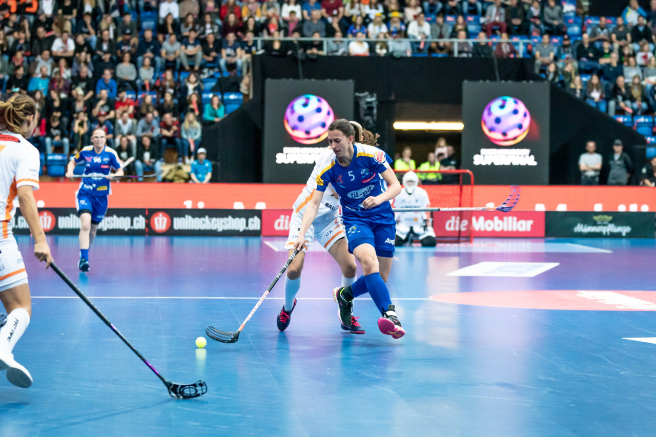 SWISS Arena (Kloten), 27.04.2019, Unihockey Damen NLA Superfinal, piranha chur - Kloten-Dietlikon Jets, Andrea Gämperli (Nr. 5, Kloten-Dietlikon Jets) am Ball
(Claudio Schwarz, unihockey-fotos.ch)
Copyright: Claudio Schwarz, unihockey-fotos.ch – Dieses Bild wurde durch swiss unihockey lizenziert und darf ausschliesslich auf den Online-Kanälen von swiss unihockey verwendet werden. Die redaktionelle oder kommerzielle Nutzung durch Dritte (Medien, Vereine, Unternehmen oder Privatpersonen) per Download von diesem flickr-Account ist ausgeschlossen. Das Bild kann bei Interesse via unihockey-fotos.ch kostenpflichtig lizenziert werden. unihockey-fotos.ch behält sich vor, fehlbaren Medien, Vereinen, Unternehmen oder Privatpersonen Bilder mit einem Zuschlag in Rechnung zu stellen.