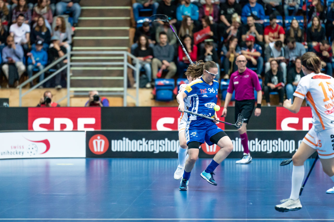 SWISS Arena (Kloten), 27.04.2019, Unihockey Damen NLA Superfinal, piranha chur - Kloten-Dietlikon Jets, Ellenor Bengtsson (Nr. 96, Kloten-Dietlikon Jets) fängt den Ball ab
(Claudio Schwarz, unihockey-fotos.ch)
Copyright: Claudio Schwarz, unihockey-fotos.ch – Dieses Bild wurde durch swiss unihockey lizenziert und darf ausschliesslich auf den Online-Kanälen von swiss unihockey verwendet werden. Die redaktionelle oder kommerzielle Nutzung durch Dritte (Medien, Vereine, Unternehmen oder Privatpersonen) per Download von diesem flickr-Account ist ausgeschlossen. Das Bild kann bei Interesse via unihockey-fotos.ch kostenpflichtig lizenziert werden. unihockey-fotos.ch behält sich vor, fehlbaren Medien, Vereinen, Unternehmen oder Privatpersonen Bilder mit einem Zuschlag in Rechnung zu stellen.
