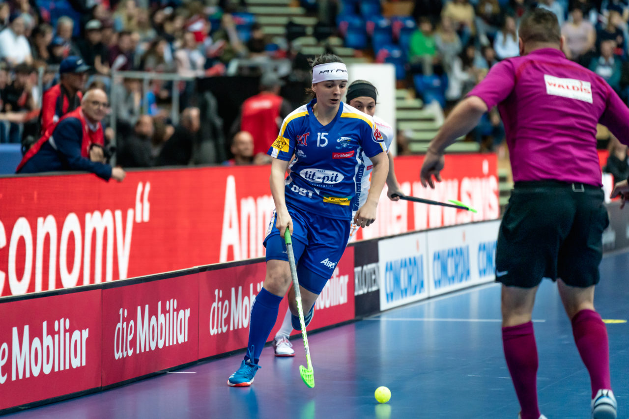 SWISS Arena (Kloten), 27.04.2019, Unihockey Damen NLA Superfinal, piranha chur - Kloten-Dietlikon Jets, Natalie Martinakova (Nr. 15, Kloten-Dietlikon Jets) am Ball
(Claudio Schwarz, unihockey-fotos.ch)
Copyright: Claudio Schwarz, unihockey-fotos.ch – Dieses Bild wurde durch swiss unihockey lizenziert und darf ausschliesslich auf den Online-Kanälen von swiss unihockey verwendet werden. Die redaktionelle oder kommerzielle Nutzung durch Dritte (Medien, Vereine, Unternehmen oder Privatpersonen) per Download von diesem flickr-Account ist ausgeschlossen. Das Bild kann bei Interesse via unihockey-fotos.ch kostenpflichtig lizenziert werden. unihockey-fotos.ch behält sich vor, fehlbaren Medien, Vereinen, Unternehmen oder Privatpersonen Bilder mit einem Zuschlag in Rechnung zu stellen.