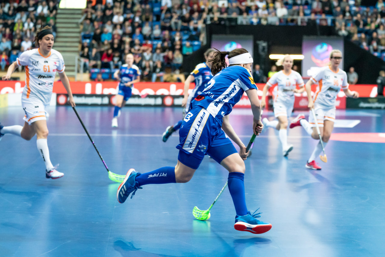 SWISS Arena (Kloten), 27.04.2019, Unihockey Damen NLA Superfinal, piranha chur - Kloten-Dietlikon Jets, Natalie Martinakova (Nr. 15, Kloten-Dietlikon Jets) spielt einen Pass
(Claudio Schwarz, unihockey-fotos.ch)
Copyright: Claudio Schwarz, unihockey-fotos.ch – Dieses Bild wurde durch swiss unihockey lizenziert und darf ausschliesslich auf den Online-Kanälen von swiss unihockey verwendet werden. Die redaktionelle oder kommerzielle Nutzung durch Dritte (Medien, Vereine, Unternehmen oder Privatpersonen) per Download von diesem flickr-Account ist ausgeschlossen. Das Bild kann bei Interesse via unihockey-fotos.ch kostenpflichtig lizenziert werden. unihockey-fotos.ch behält sich vor, fehlbaren Medien, Vereinen, Unternehmen oder Privatpersonen Bilder mit einem Zuschlag in Rechnung zu stellen.