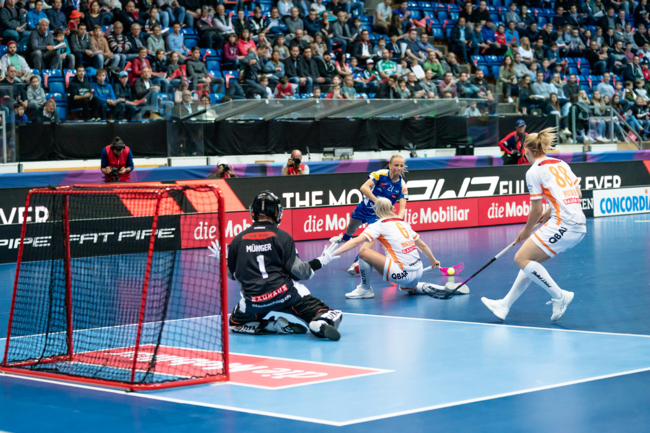 SWISS Arena (Kloten), 27.04.2019, Unihockey Damen NLA Superfinal, piranha chur - Kloten-Dietlikon Jets, Elsa Frisk (Nr. 21, Kloten-Dietlikon Jets) mit einem Abschlussversuch
(Claudio Schwarz, unihockey-fotos.ch)
Copyright: Claudio Schwarz, unihockey-fotos.ch – Dieses Bild wurde durch swiss unihockey lizenziert und darf ausschliesslich auf den Online-Kanälen von swiss unihockey verwendet werden. Die redaktionelle oder kommerzielle Nutzung durch Dritte (Medien, Vereine, Unternehmen oder Privatpersonen) per Download von diesem flickr-Account ist ausgeschlossen. Das Bild kann bei Interesse via unihockey-fotos.ch kostenpflichtig lizenziert werden. unihockey-fotos.ch behält sich vor, fehlbaren Medien, Vereinen, Unternehmen oder Privatpersonen Bilder mit einem Zuschlag in Rechnung zu stellen.