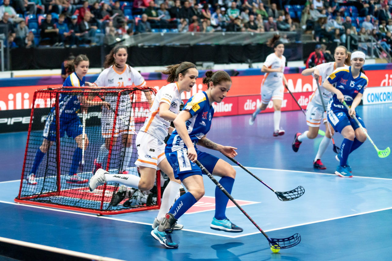 SWISS Arena (Kloten), 27.04.2019, Unihockey Damen NLA Superfinal, piranha chur - Kloten-Dietlikon Jets, Deborah Frei (Nr. 8, Kloten-Dietlikon Jets) verfolgt von Livia Danuser (Nr. 15, piranha chur)
(Claudio Schwarz, unihockey-fotos.ch)
Copyright: Claudio Schwarz, unihockey-fotos.ch – Dieses Bild wurde durch swiss unihockey lizenziert und darf ausschliesslich auf den Online-Kanälen von swiss unihockey verwendet werden. Die redaktionelle oder kommerzielle Nutzung durch Dritte (Medien, Vereine, Unternehmen oder Privatpersonen) per Download von diesem flickr-Account ist ausgeschlossen. Das Bild kann bei Interesse via unihockey-fotos.ch kostenpflichtig lizenziert werden. unihockey-fotos.ch behält sich vor, fehlbaren Medien, Vereinen, Unternehmen oder Privatpersonen Bilder mit einem Zuschlag in Rechnung zu stellen.