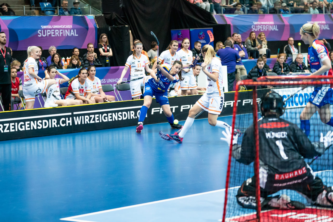 SWISS Arena (Kloten), 27.04.2019, Unihockey Damen NLA Superfinal, piranha chur - Kloten-Dietlikon Jets, Andrea Gämperli (Nr. 5, Kloten-Dietlikon Jets) mit einem Abschlussversuch
(Claudio Schwarz, unihockey-fotos.ch)
Copyright: Claudio Schwarz, unihockey-fotos.ch – Dieses Bild wurde durch swiss unihockey lizenziert und darf ausschliesslich auf den Online-Kanälen von swiss unihockey verwendet werden. Die redaktionelle oder kommerzielle Nutzung durch Dritte (Medien, Vereine, Unternehmen oder Privatpersonen) per Download von diesem flickr-Account ist ausgeschlossen. Das Bild kann bei Interesse via unihockey-fotos.ch kostenpflichtig lizenziert werden. unihockey-fotos.ch behält sich vor, fehlbaren Medien, Vereinen, Unternehmen oder Privatpersonen Bilder mit einem Zuschlag in Rechnung zu stellen.