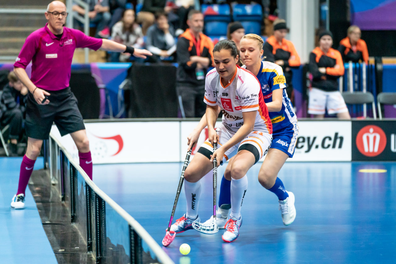SWISS Arena (Kloten), 27.04.2019, Unihockey Damen NLA Superfinal, piranha chur - Kloten-Dietlikon Jets, Corin Rüttimann (Nr. 21, piranha chur) im Zweikampf mit Sereina Zwissler (Nr. 51, Kloten-Dietlikon Jets)
(Claudio Schwarz, unihockey-fotos.ch)
Copyright: Claudio Schwarz, unihockey-fotos.ch – Dieses Bild wurde durch swiss unihockey lizenziert und darf ausschliesslich auf den Online-Kanälen von swiss unihockey verwendet werden. Die redaktionelle oder kommerzielle Nutzung durch Dritte (Medien, Vereine, Unternehmen oder Privatpersonen) per Download von diesem flickr-Account ist ausgeschlossen. Das Bild kann bei Interesse via unihockey-fotos.ch kostenpflichtig lizenziert werden. unihockey-fotos.ch behält sich vor, fehlbaren Medien, Vereinen, Unternehmen oder Privatpersonen Bilder mit einem Zuschlag in Rechnung zu stellen.